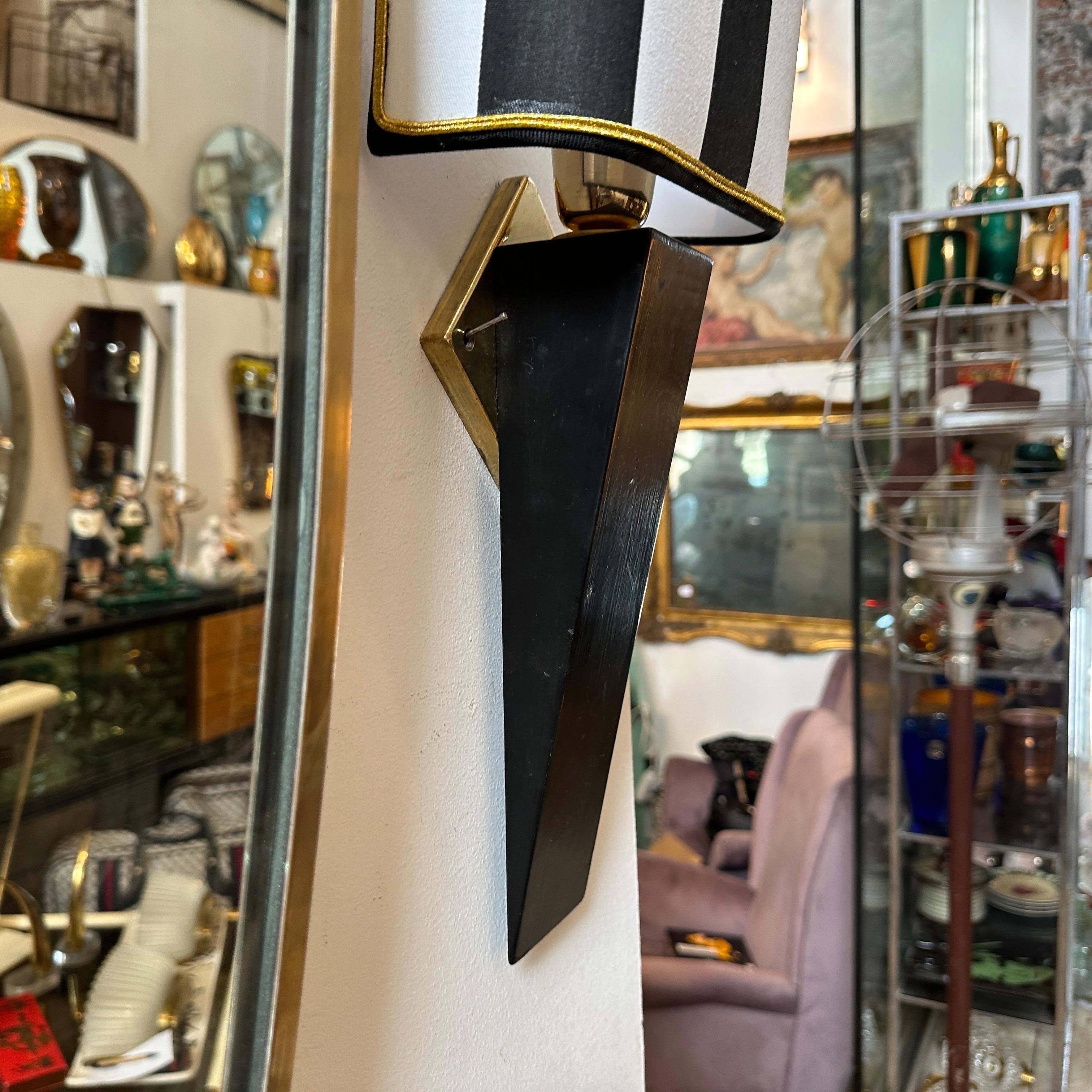 Eleganter italienischer Wandleuchter aus schwarz lackiertem Holz und Messing im Art-déco-Stil der 1980er Jahre im Angebot 5