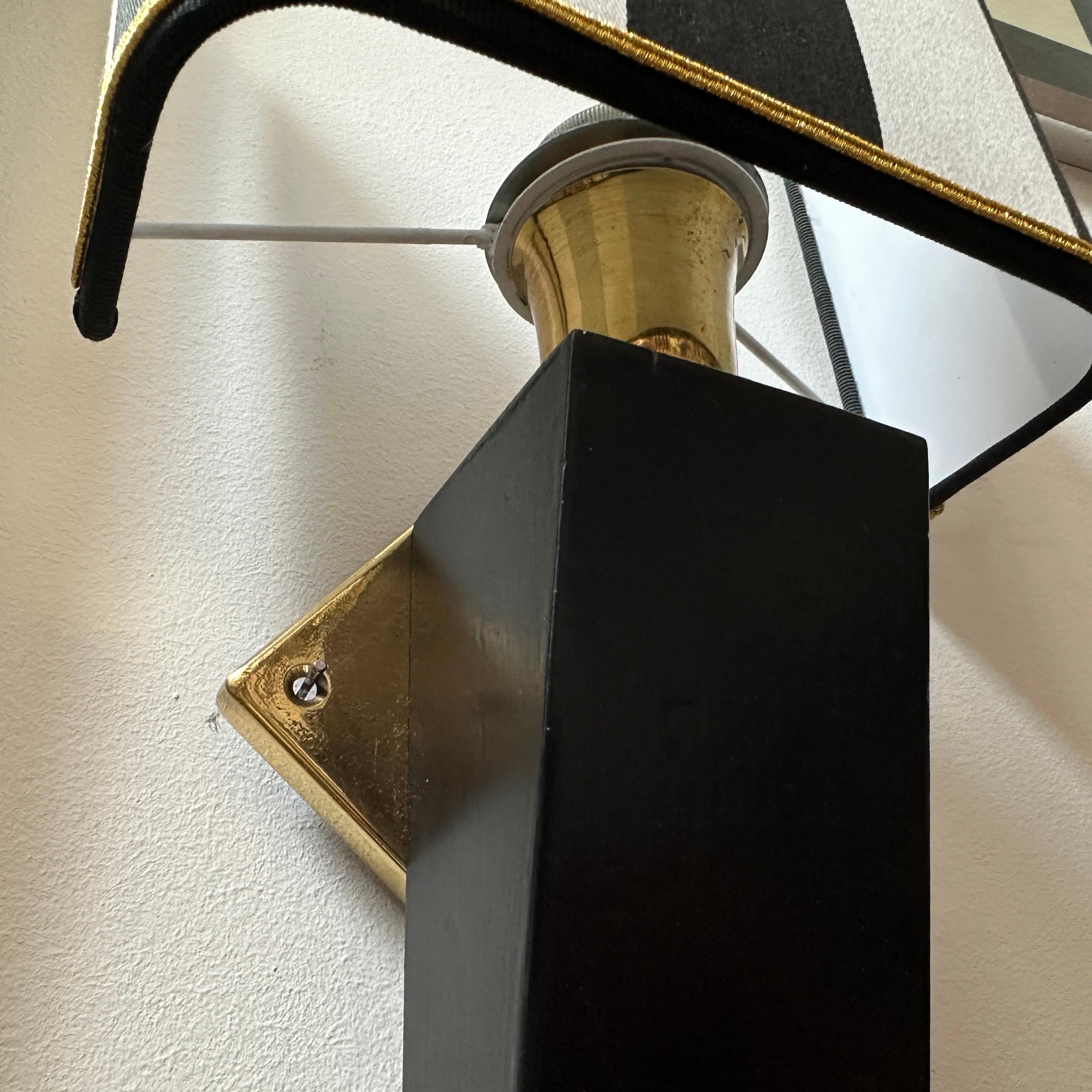 Eleganter italienischer Wandleuchter aus schwarz lackiertem Holz und Messing im Art-déco-Stil der 1980er Jahre im Angebot 6