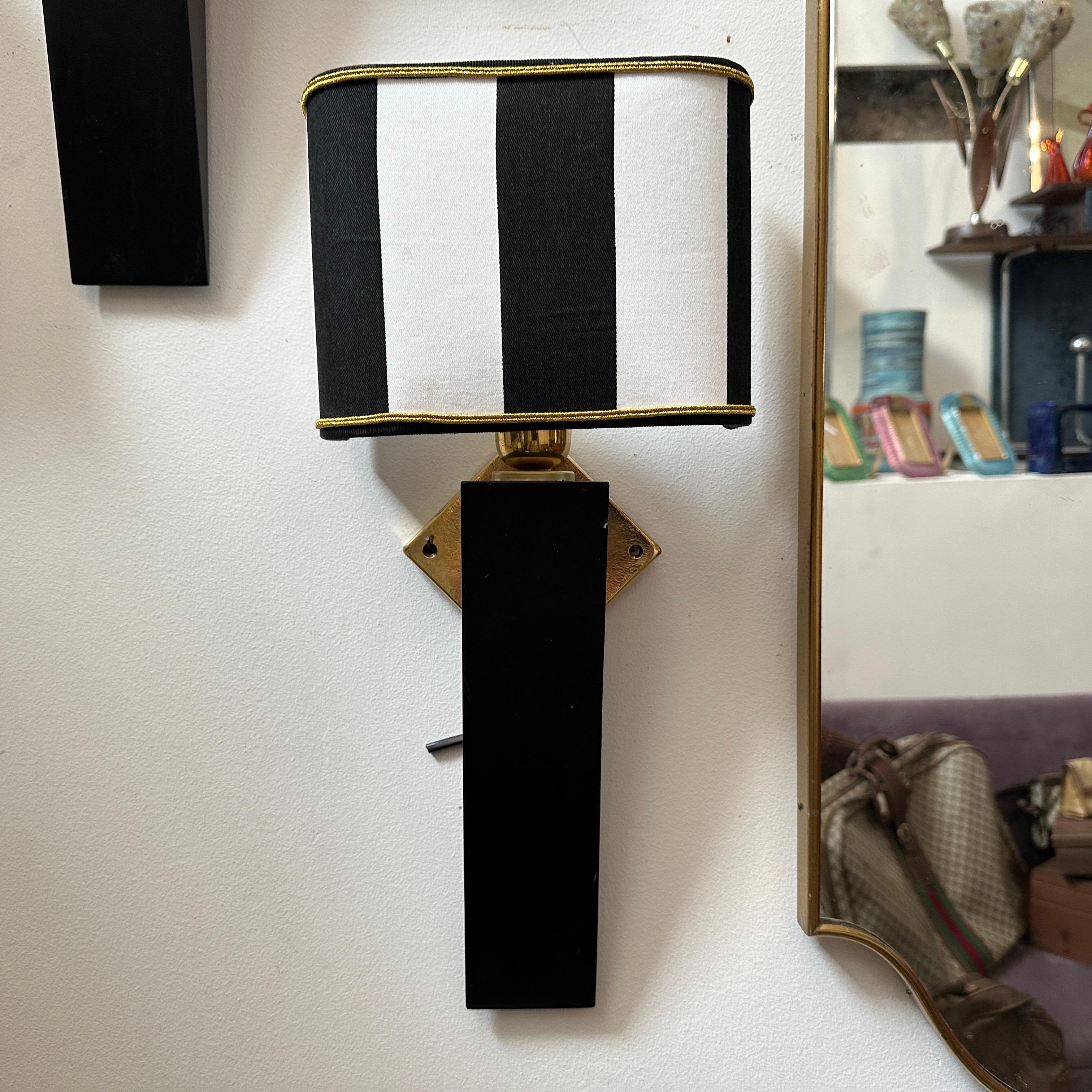 Eleganter italienischer Wandleuchter aus schwarz lackiertem Holz und Messing im Art-déco-Stil der 1980er Jahre (Art déco) im Angebot