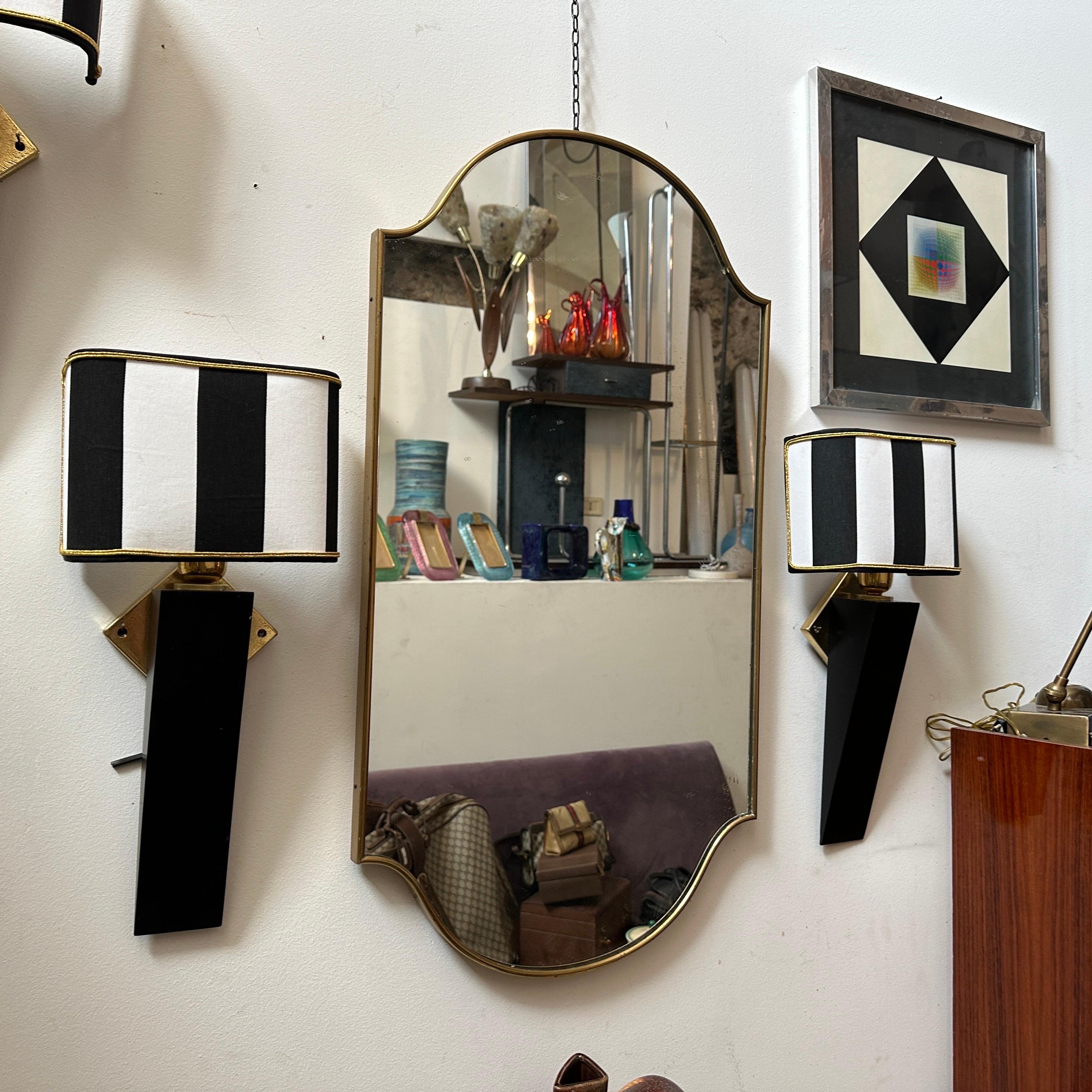 Eleganter italienischer Wandleuchter aus schwarz lackiertem Holz und Messing im Art-déco-Stil der 1980er Jahre (Italienisch) im Angebot