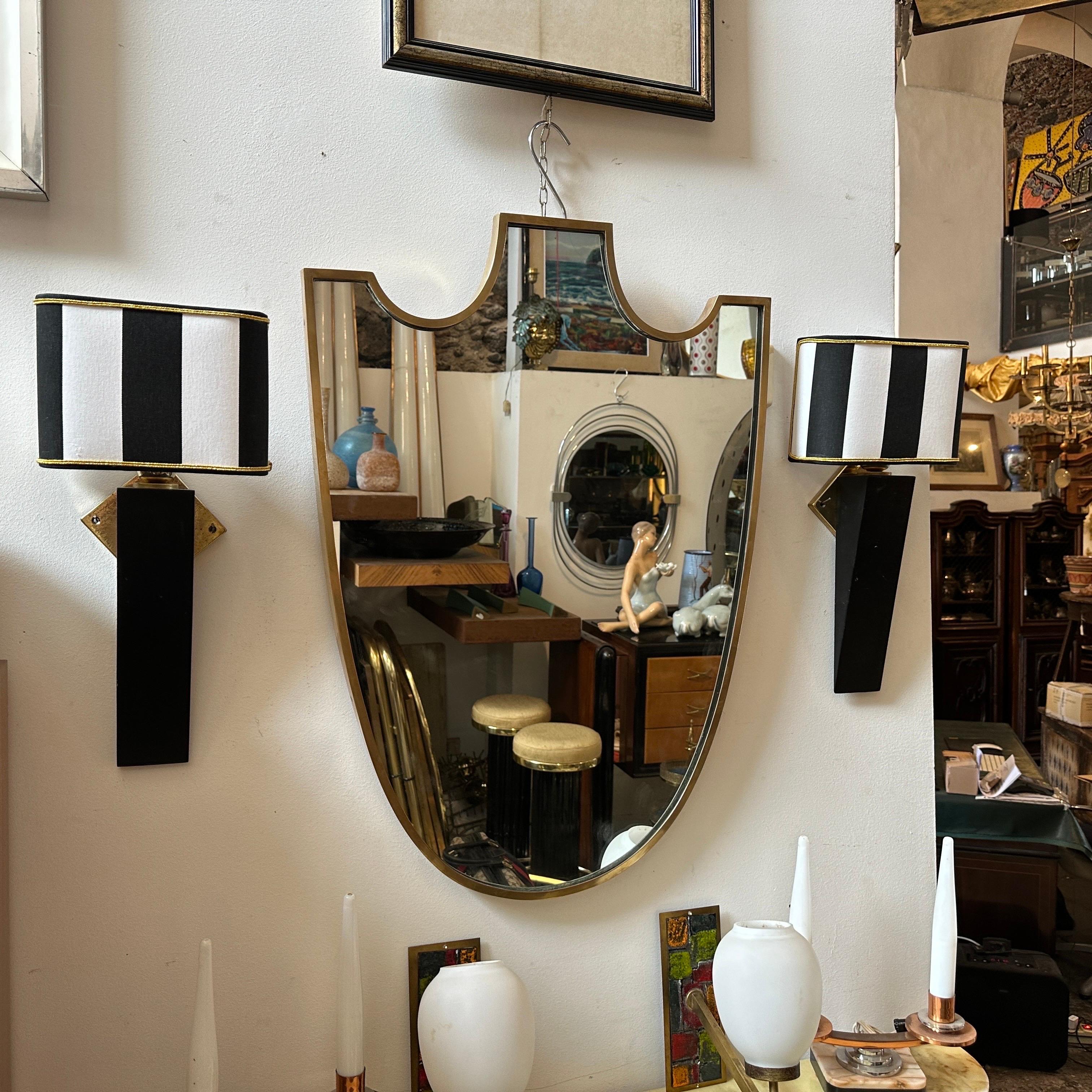 Eleganter italienischer Wandleuchter aus schwarz lackiertem Holz und Messing im Art-déco-Stil der 1980er Jahre (20. Jahrhundert) im Angebot