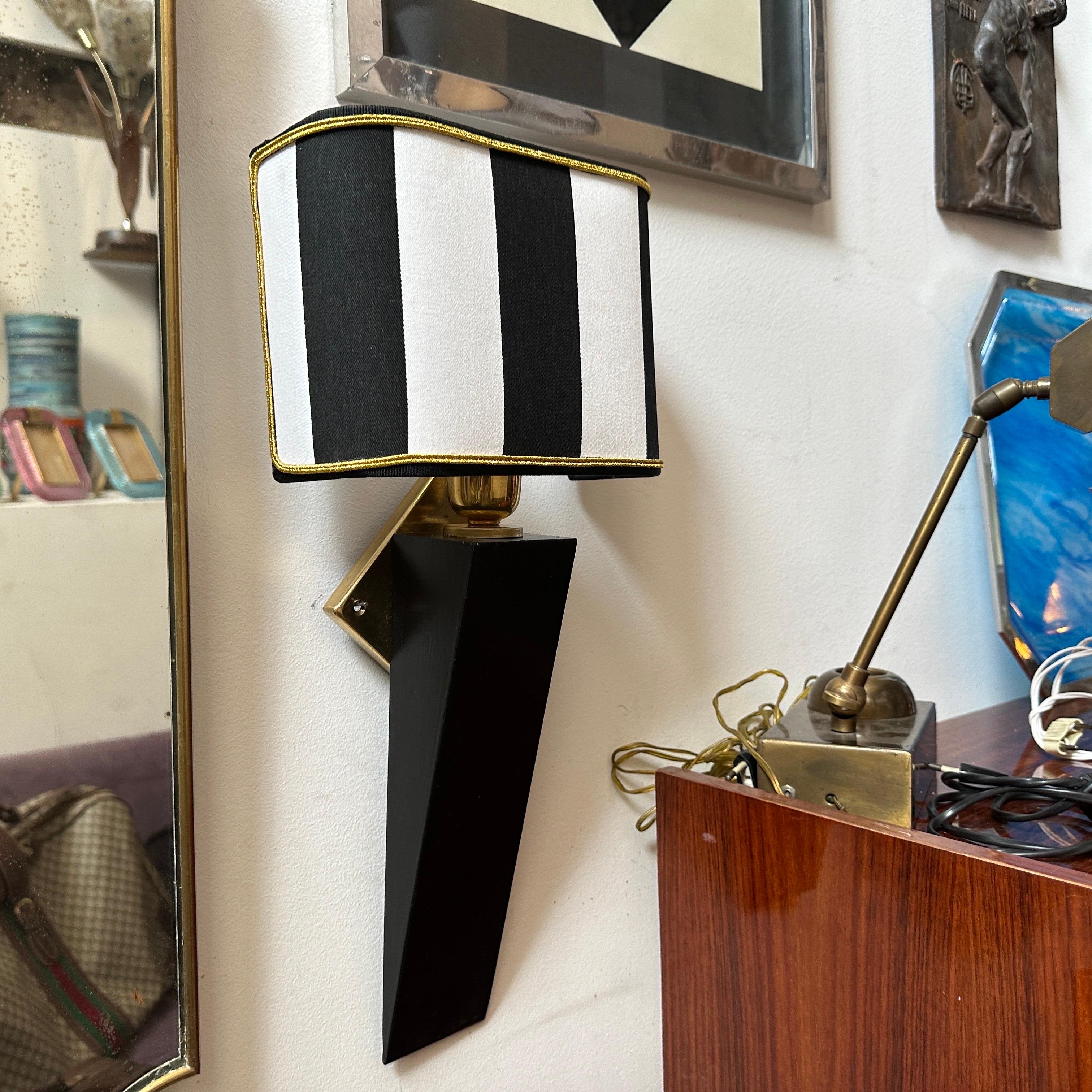 Eleganter italienischer Wandleuchter aus schwarz lackiertem Holz und Messing im Art-déco-Stil der 1980er Jahre im Angebot 1