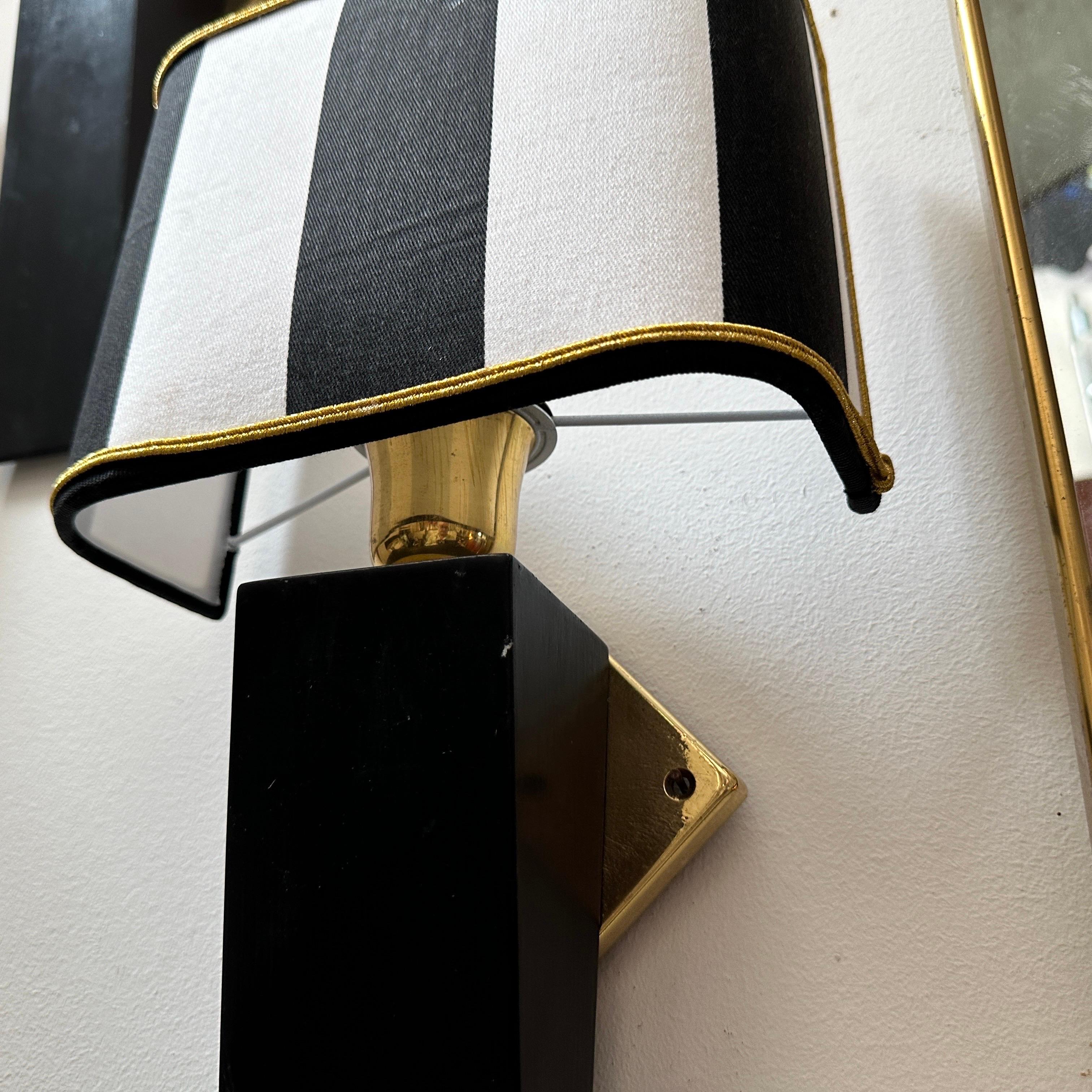 Eleganter italienischer Wandleuchter aus schwarz lackiertem Holz und Messing im Art-déco-Stil der 1980er Jahre im Angebot 2