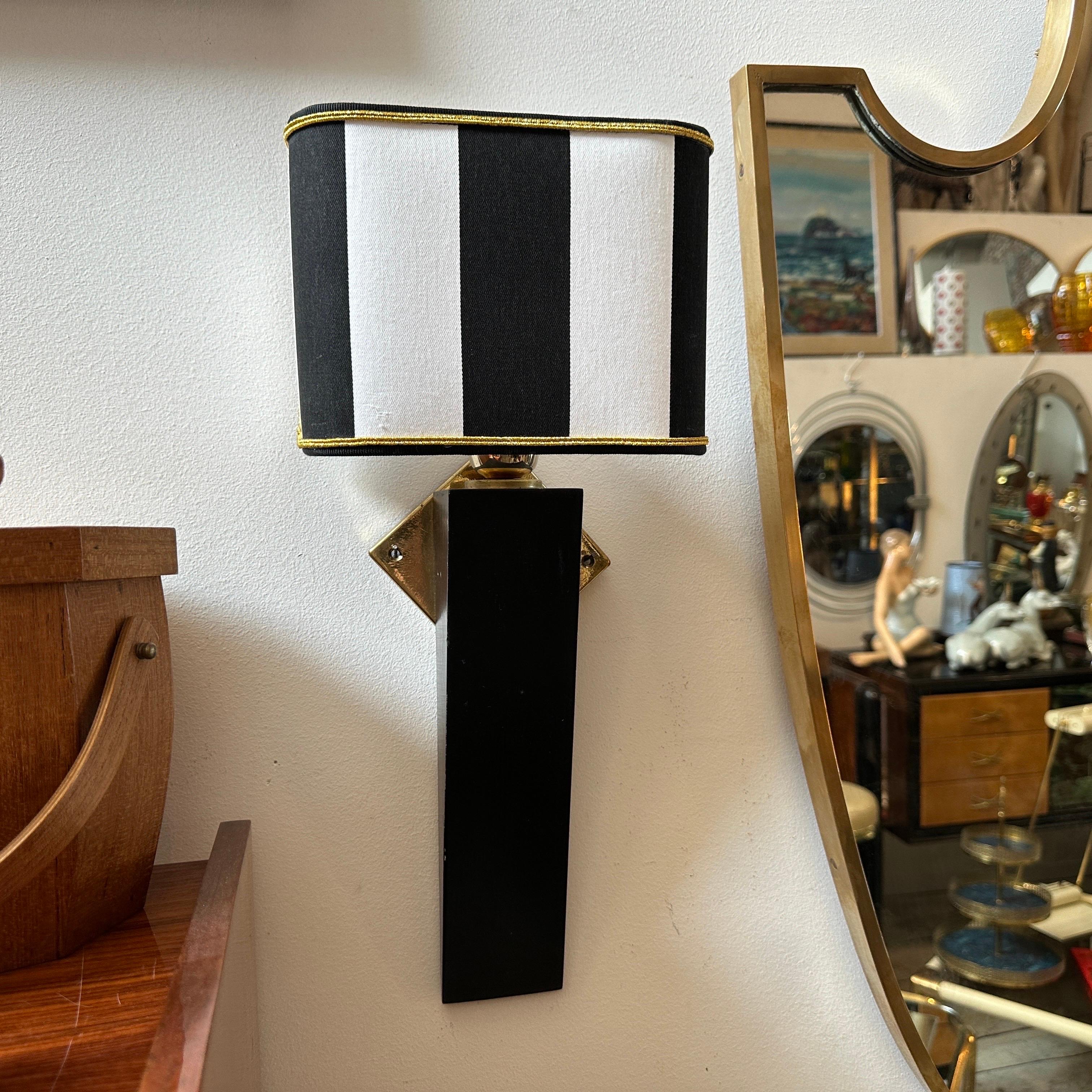 Eleganter italienischer Wandleuchter aus schwarz lackiertem Holz und Messing im Art-déco-Stil der 1980er Jahre im Angebot 3