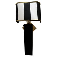 Eleganza degli anni '80, stile Art&Deco, legno dipinto di nero e ottone.
