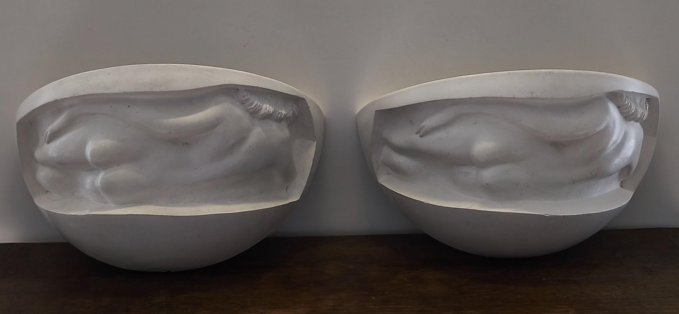 Par de apliques de estilo Art Déco de los años 80 con decoración de mujeres desnudas, escayola.
.
Sin atribuir, estos apliques recuerdan las obras de Jacques Adnet, Serge Roche y Vadim Androusov.
.
Dimensiones : 
Longitud: 30 cm
Anchura: 15