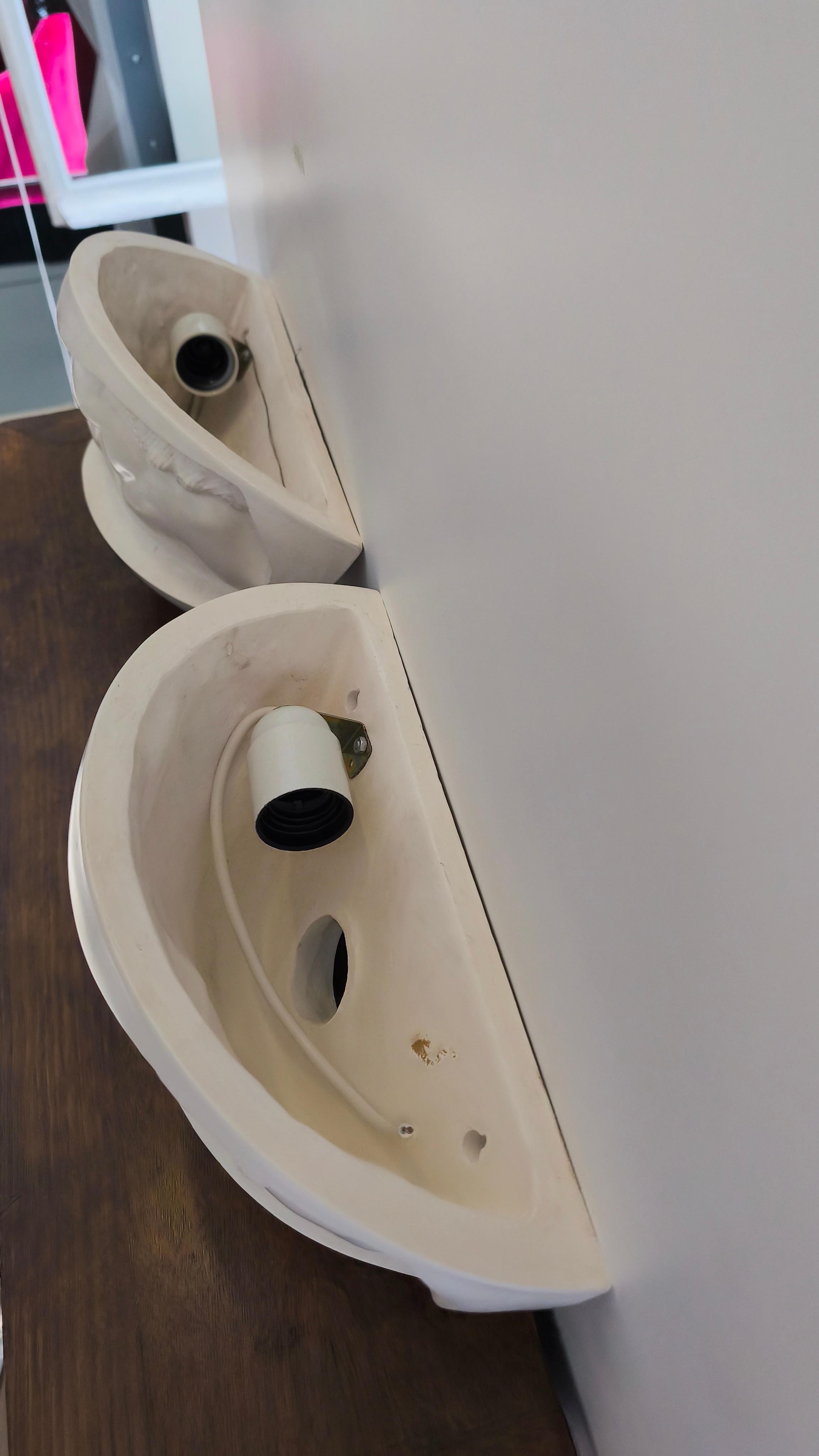 Par de apliques de estilo Art Decó de los años 80 con decoración de mujeres desnudas, escayola en venta 1