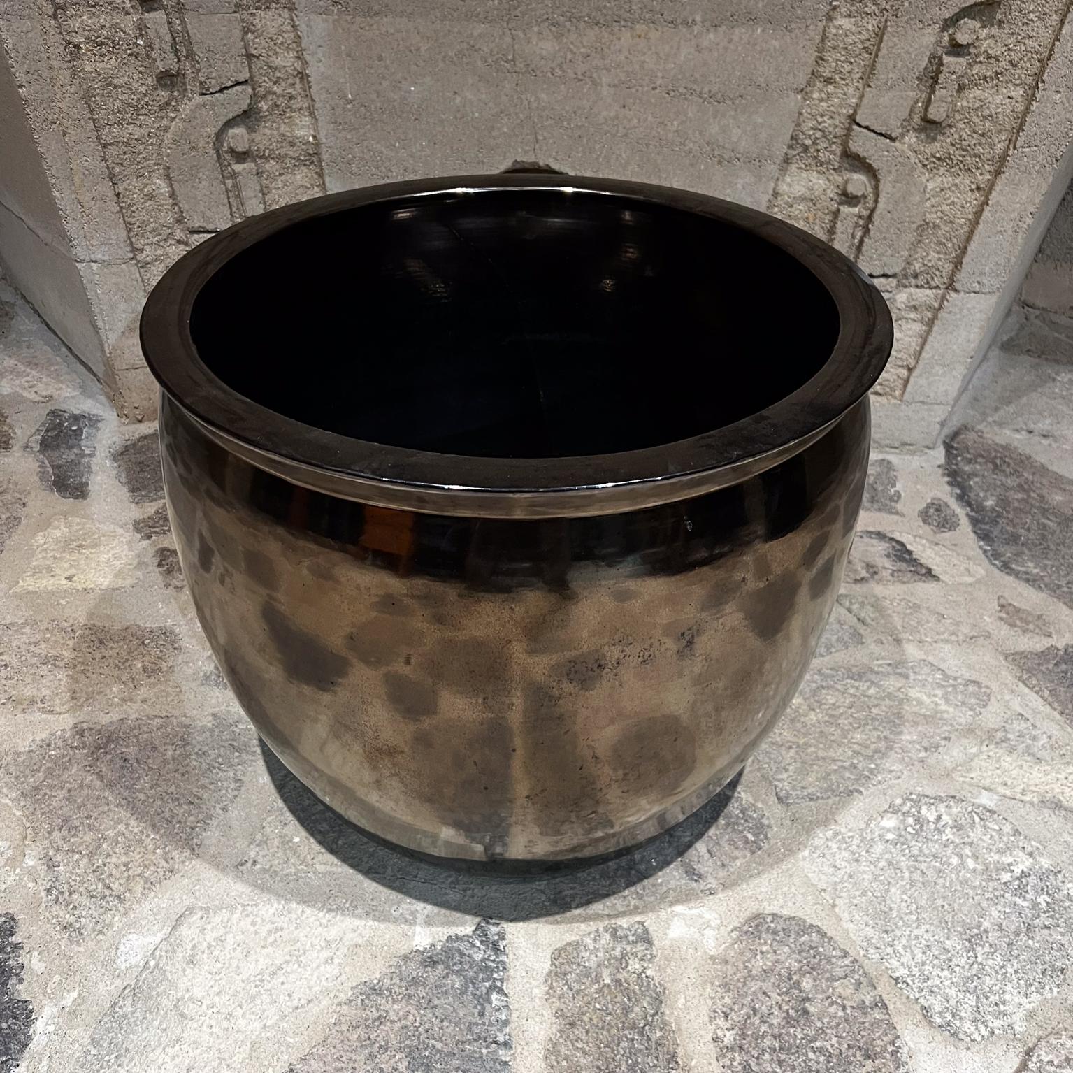 1980s Art Pottery Modern Ceramics Large Planter Pot in Metallic Bronze Finish
Unmarked attribution Gainey Pottery
23.5 diameter x 18.75 h
Preowned unrestored original vintage condition.
Review all images.