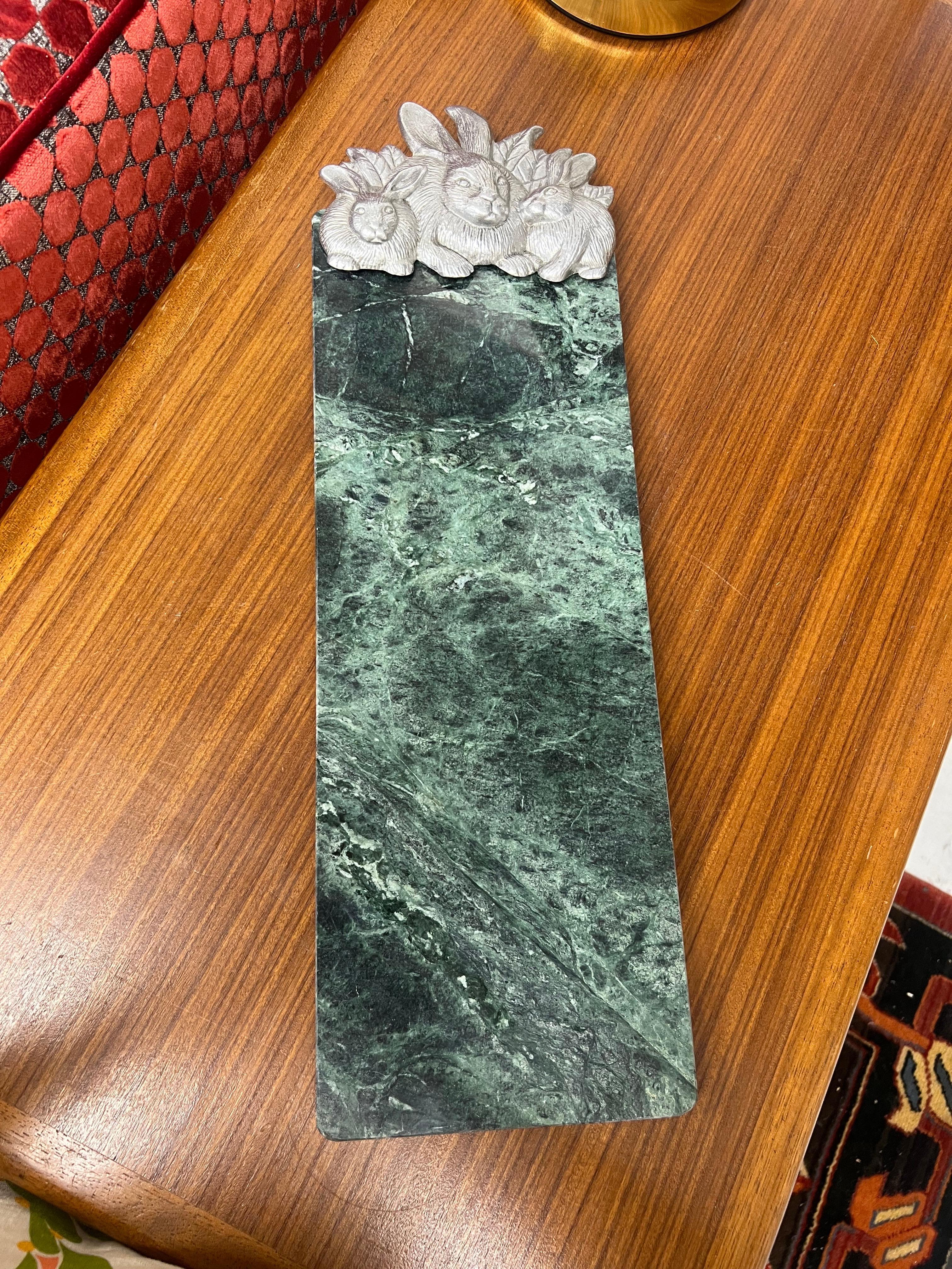 Tabla de queso o tabla de cortar de mármol verde Arthur Court. Conejito DECORATIVO acentos de aluminio. Simplemente precioso color verde con decoración de conejo de peltre en la parte superior. Uso vintage, buen-gran estado. Pesada y robusta sería