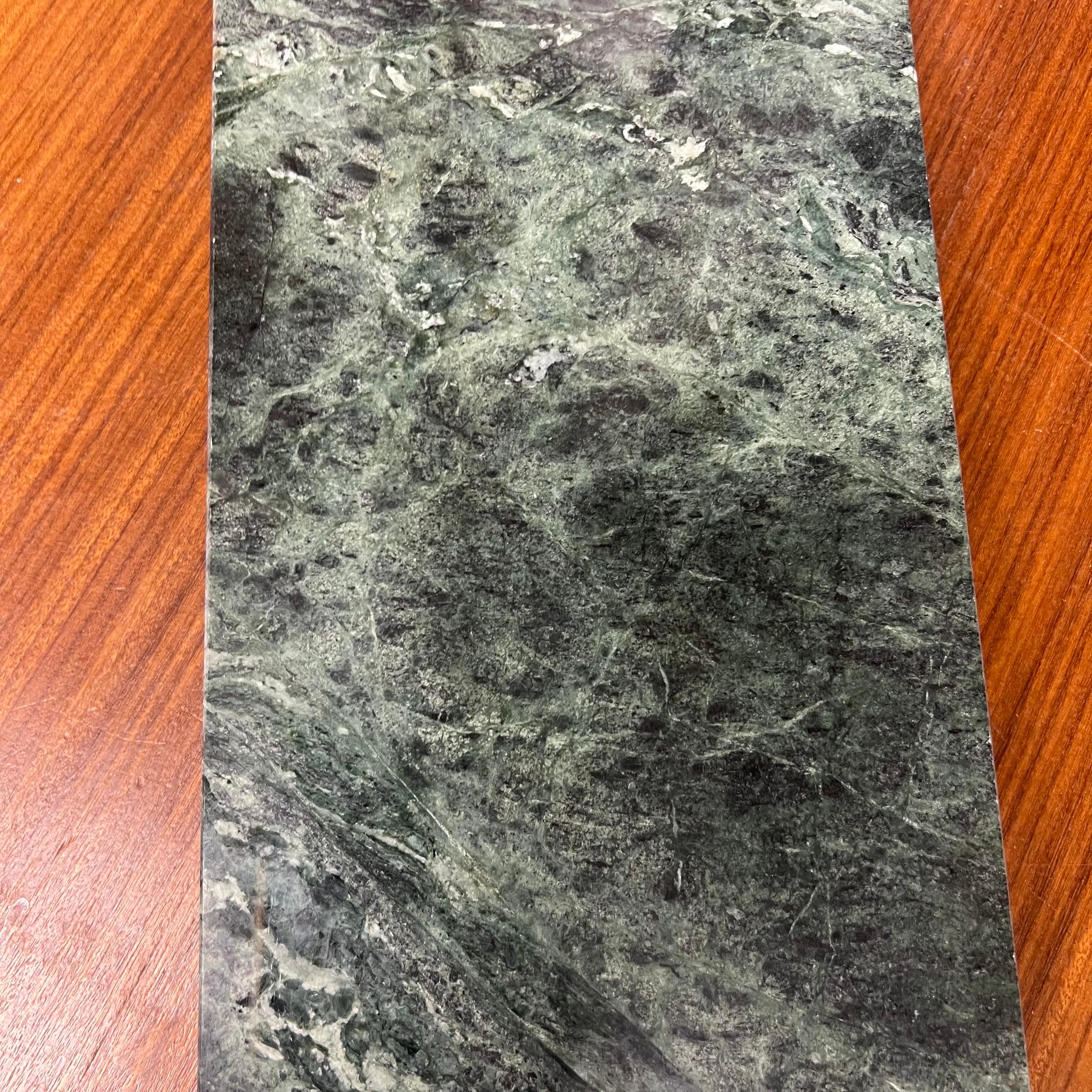 Tabla de quesos de mármol verde conejo Arthur Court de los años 80 en Bueno estado para la venta en Charleston, SC
