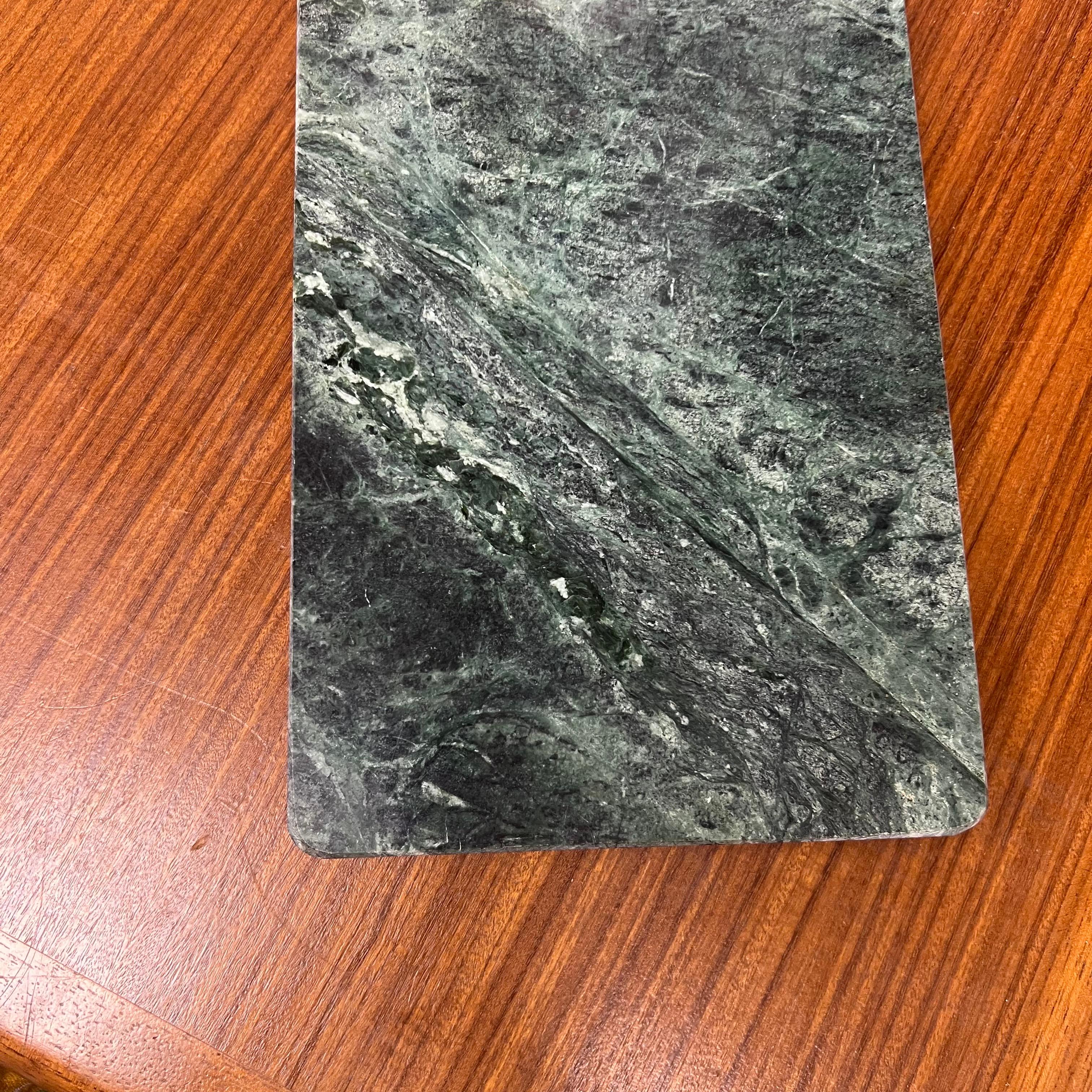 Tabla de quesos de mármol verde conejo Arthur Court de los años 80 Peltre en venta