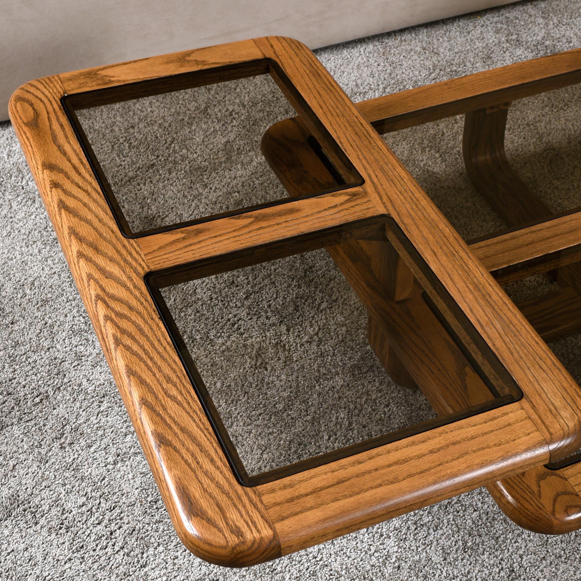 Table basse pivotante carrée en chêne et verre fumé des années 1980 en vente 6