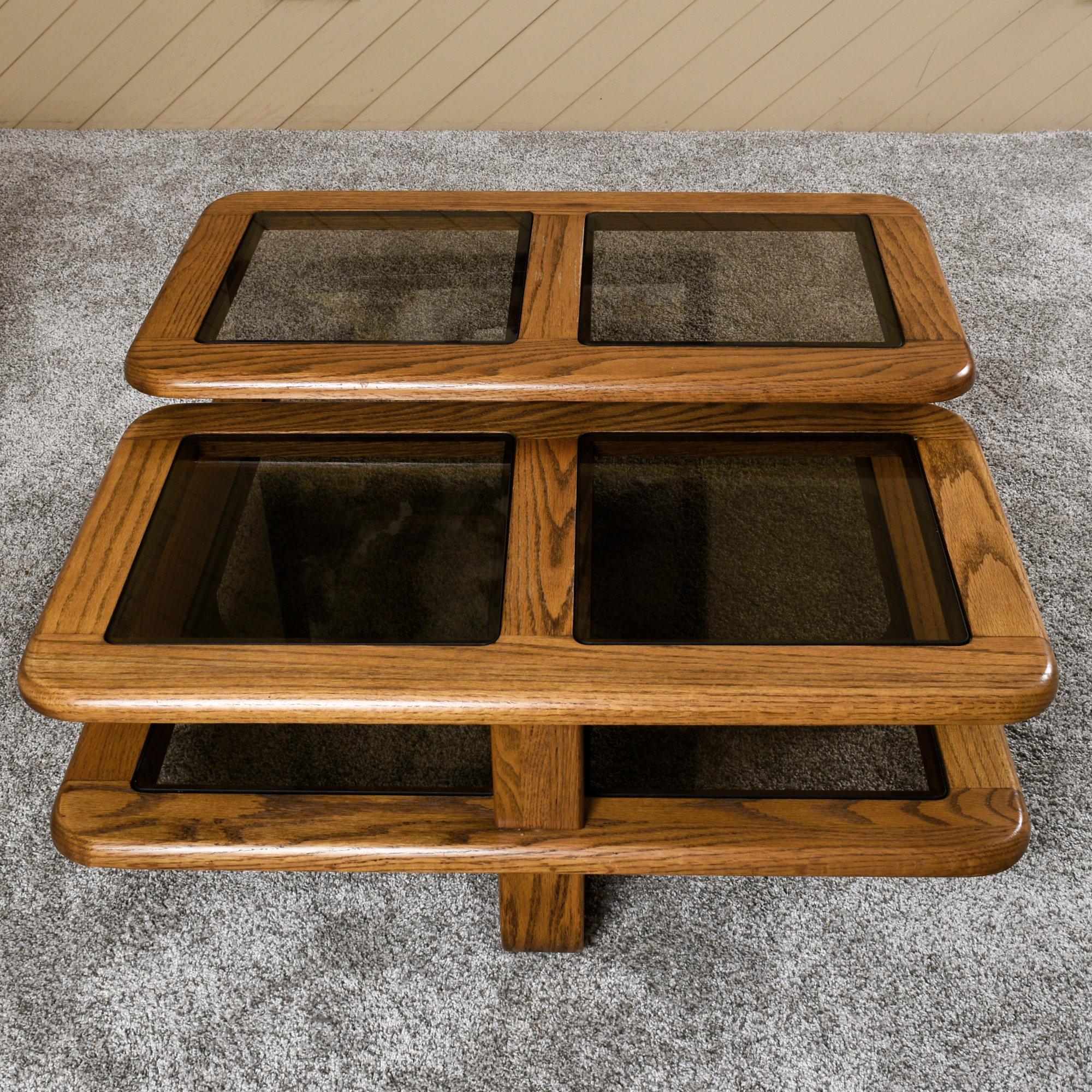 Table basse pivotante carrée en chêne et verre fumé des années 1980 Bon état - En vente à Chattanooga, TN