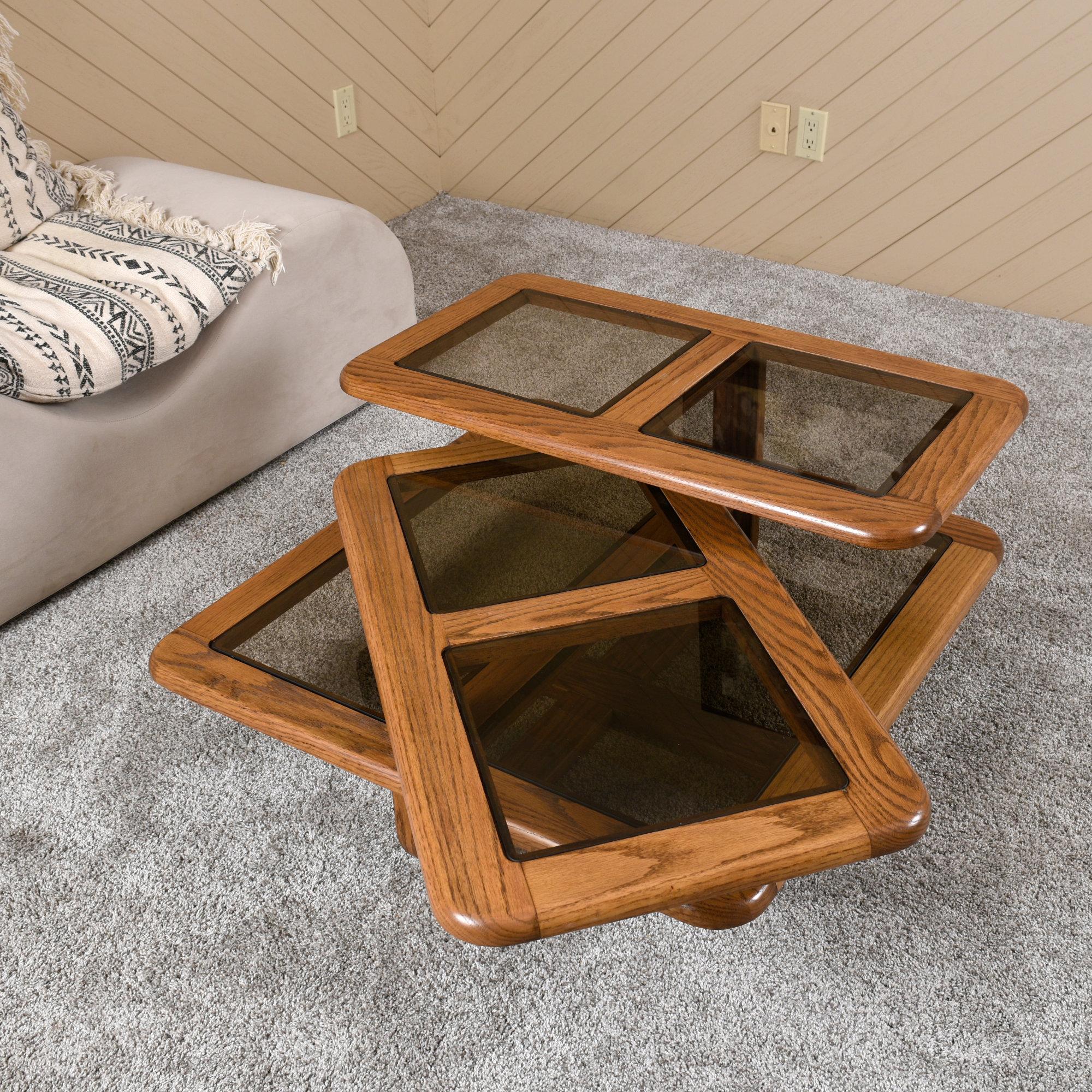 Bois de feuillus Table basse pivotante carrée en chêne et verre fumé des années 1980 en vente