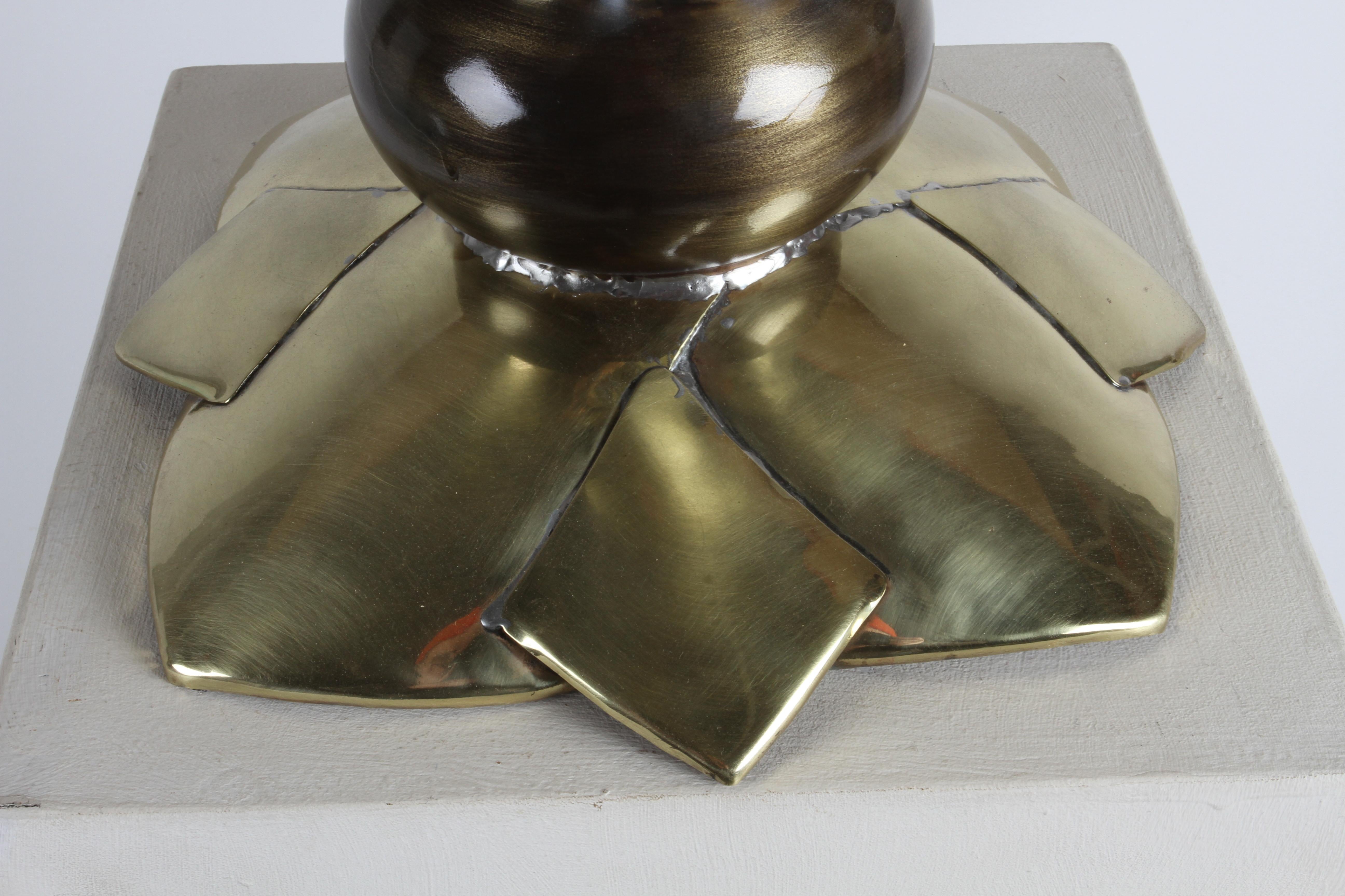 Kunsthandwerklich entworfene skulpturale Tischlampe in Lotus- oder Agave-Form aus Messing, 1980er Jahre im Angebot 4