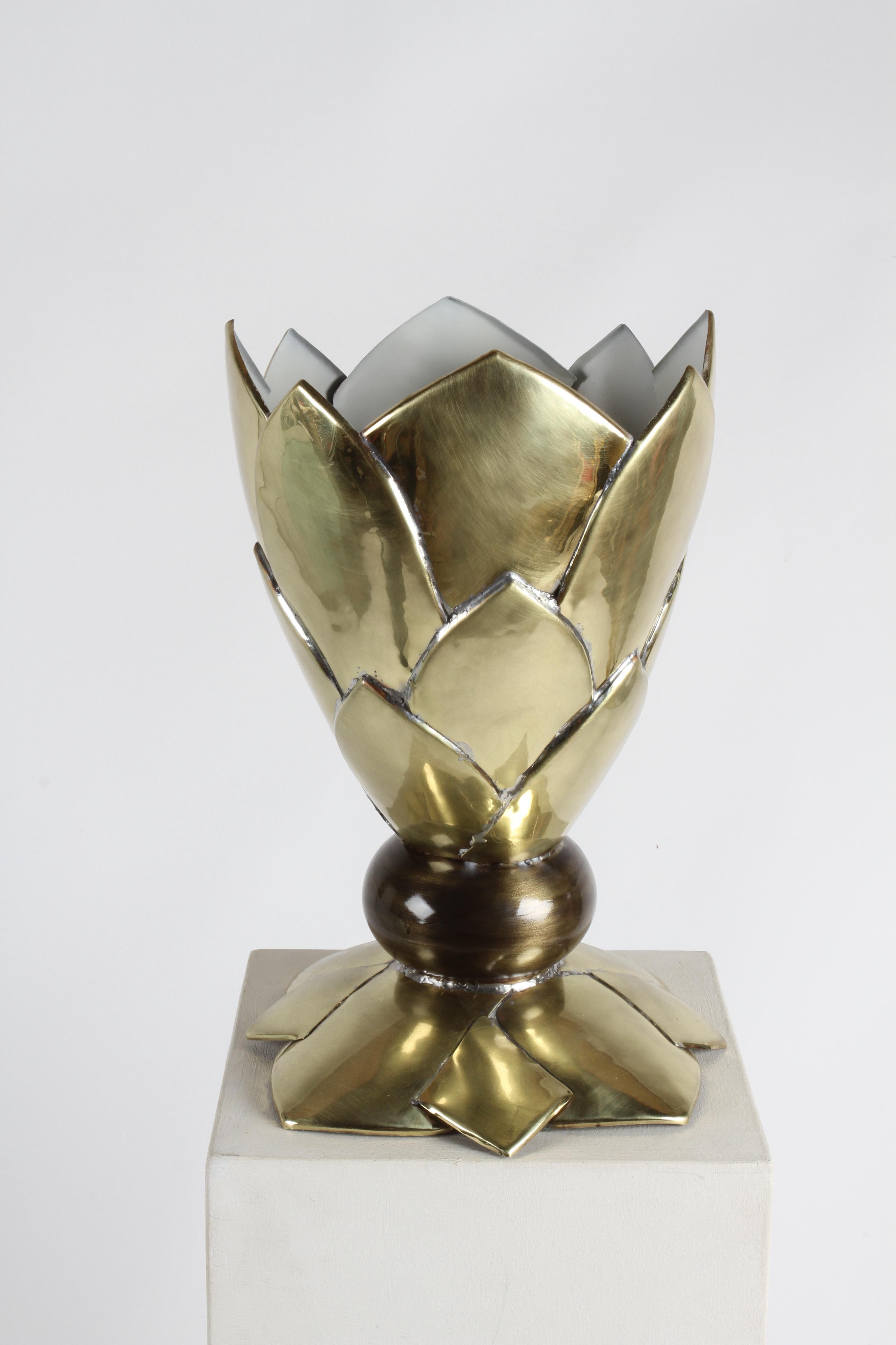 Lampe de bureau torchère sculpturale en laiton en forme de lotus ou d'agave, conçue de manière artisanale, années 1980 en vente 4