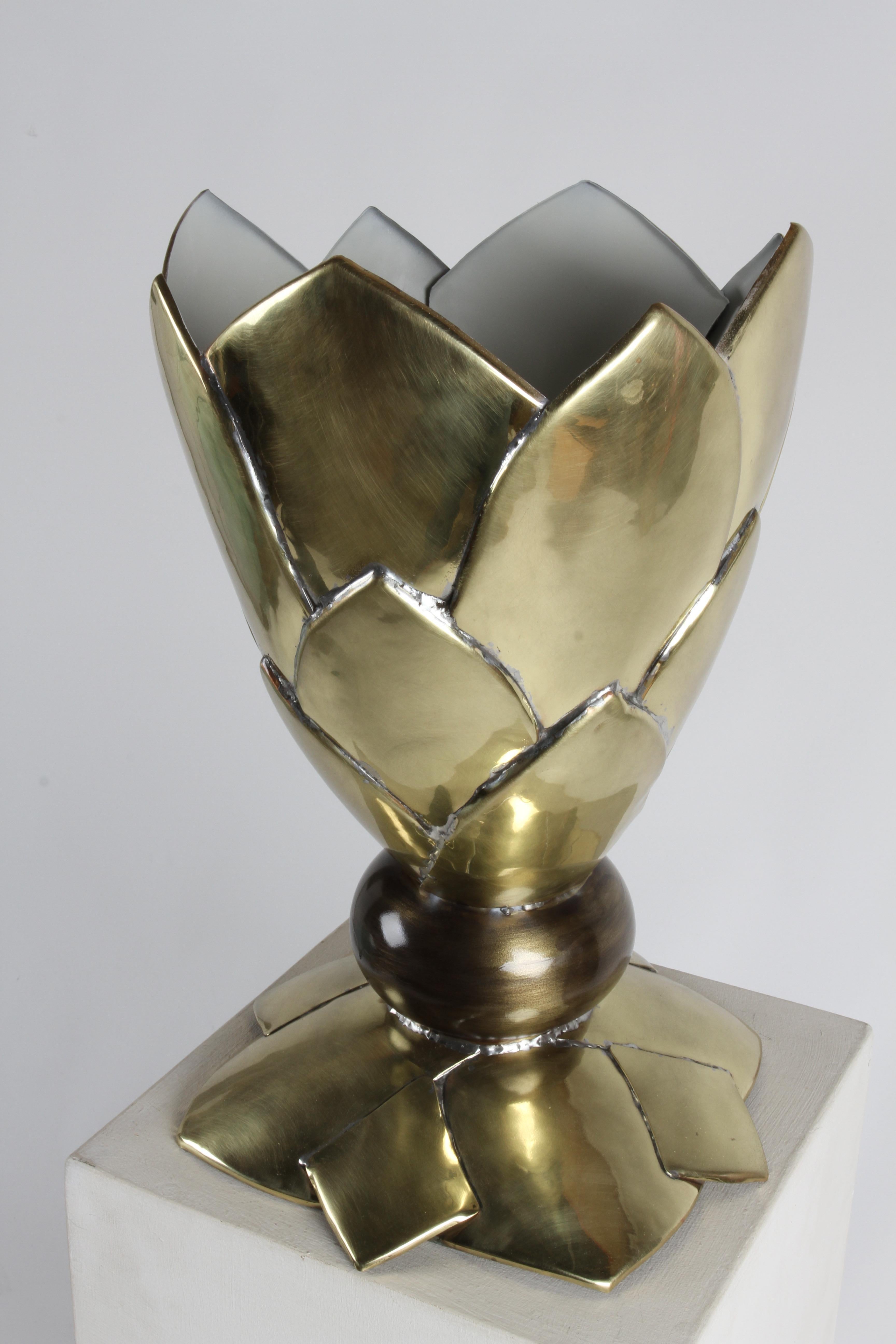 Lampe de bureau torchère sculpturale en laiton en forme de lotus ou d'agave, conçue de manière artisanale, années 1980 en vente 5