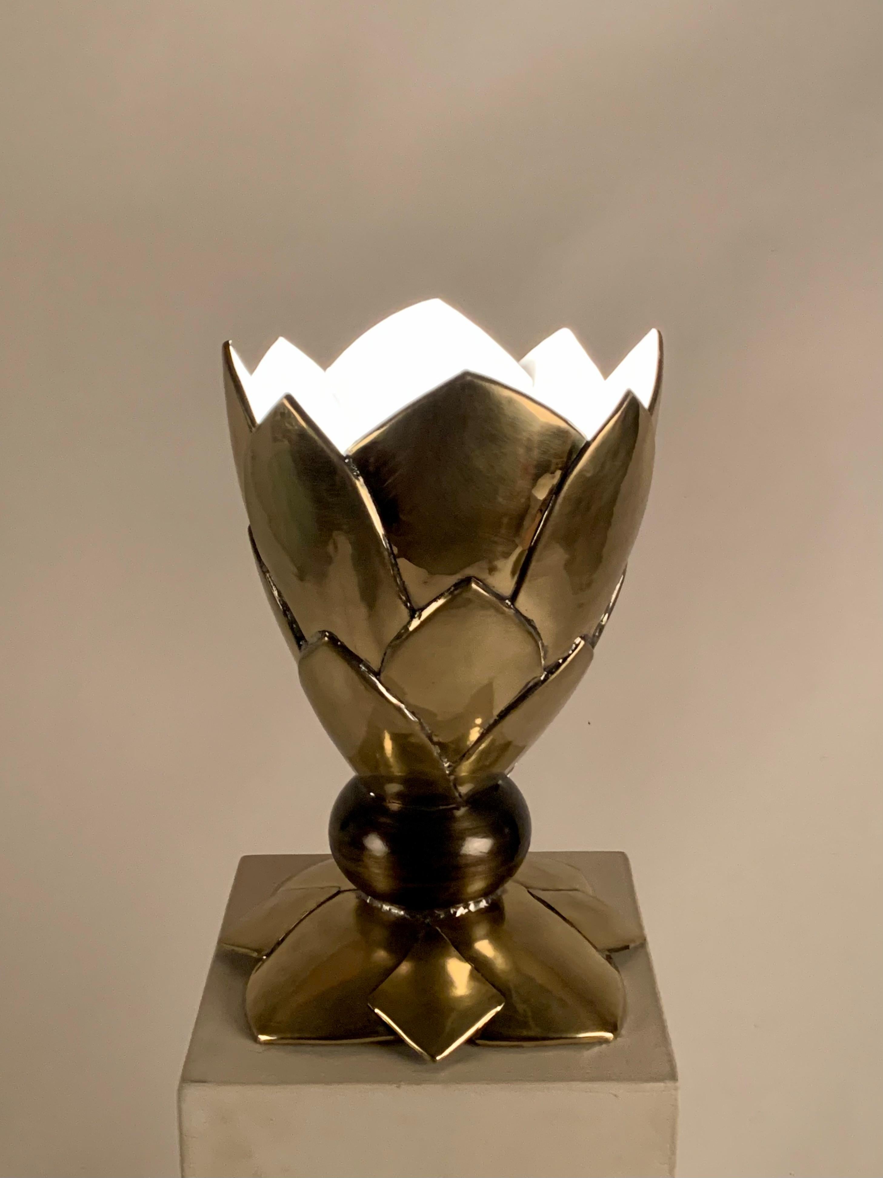 Kunsthandwerklich entworfene skulpturale Tischlampe in Lotus- oder Agave-Form aus Messing, 1980er Jahre im Angebot 7