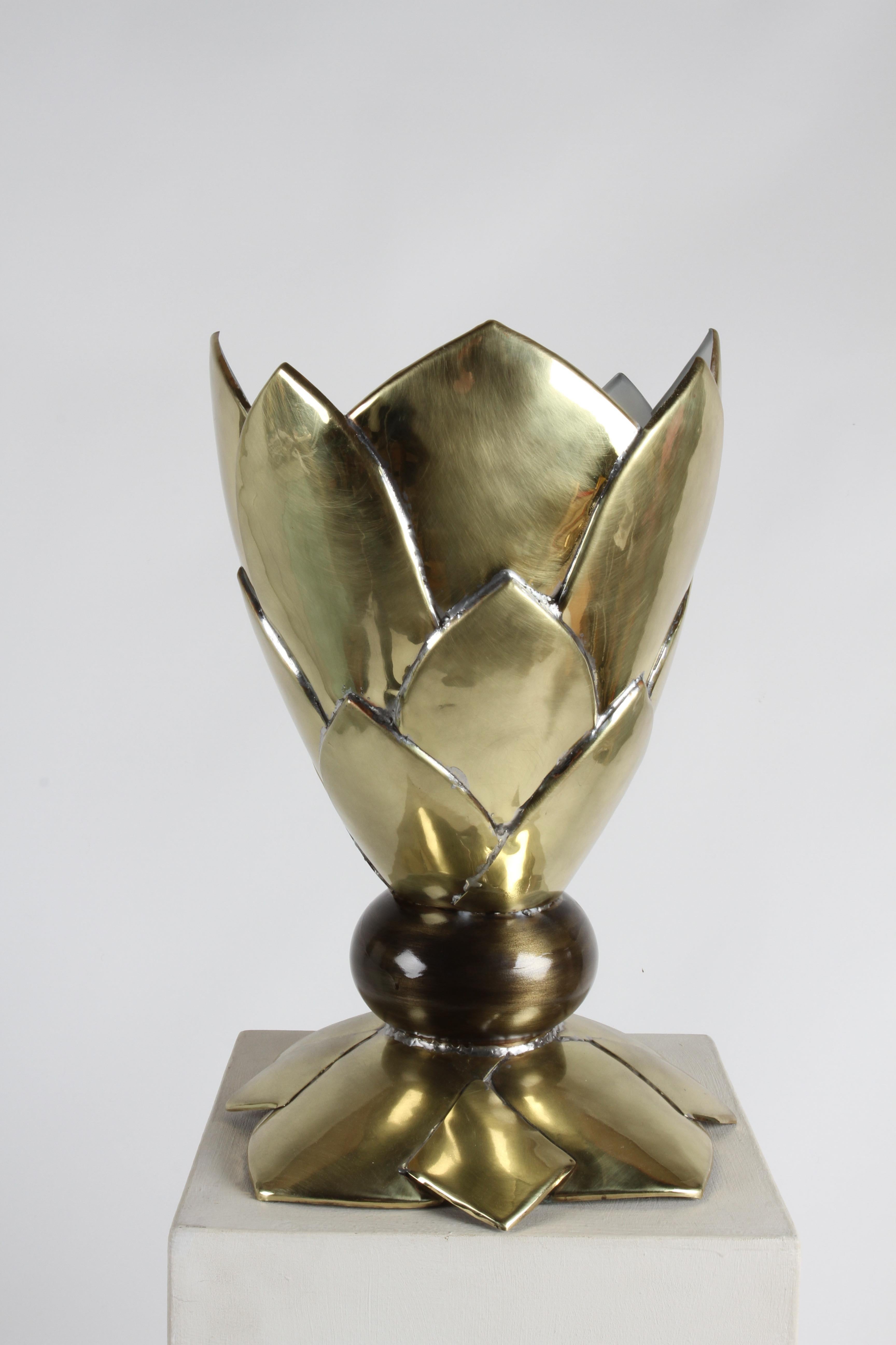 Kunsthandwerklich entworfene skulpturale Tischlampe in Lotus- oder Agave-Form aus Messing, 1980er Jahre (Hollywood Regency) im Angebot
