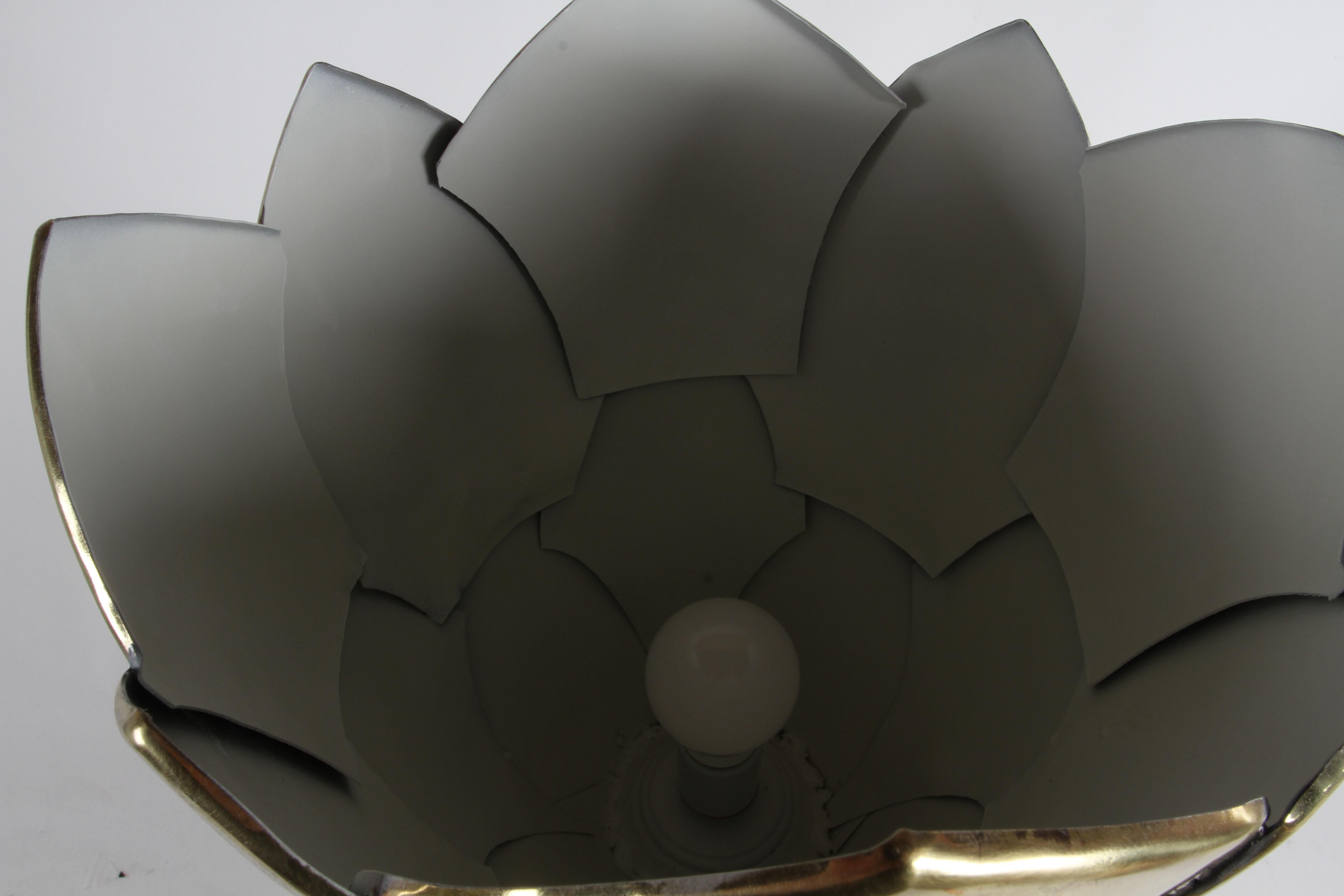 Fin du 20e siècle Lampe de bureau torchère sculpturale en laiton en forme de lotus ou d'agave, conçue de manière artisanale, années 1980 en vente