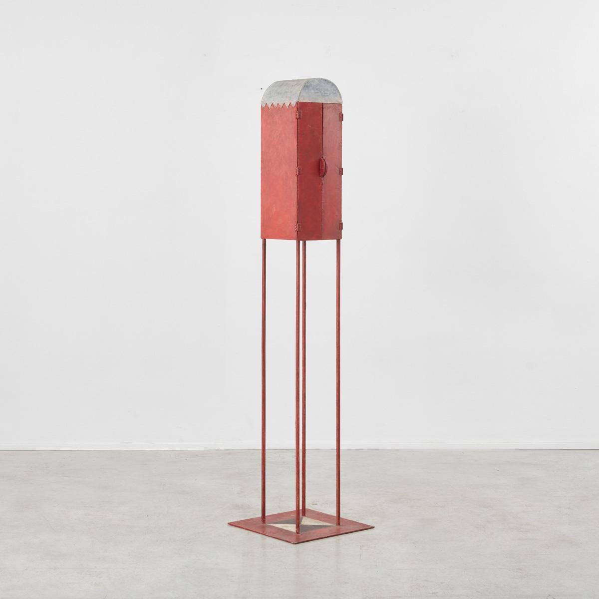 Un grand meuble d'artiste hollandais des années 1980. La finition est d'un rouge éclatant avec des décalcomanies disséminées sur la surface.