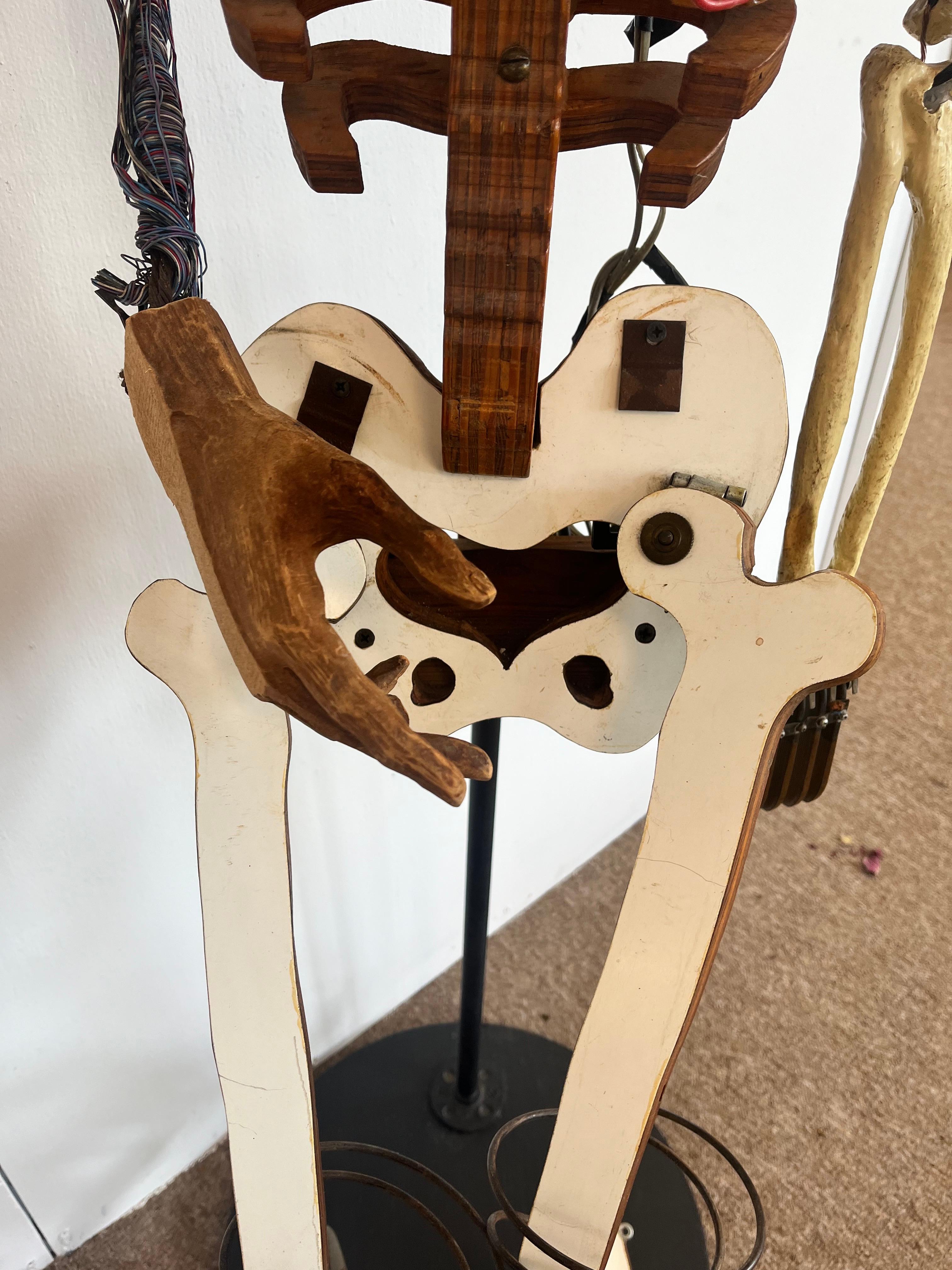 Squelette sculptural en bois sculpté et électronique datant des années 1980 et fabriqué par l'Artistics for Objects for Objects. en vente 13