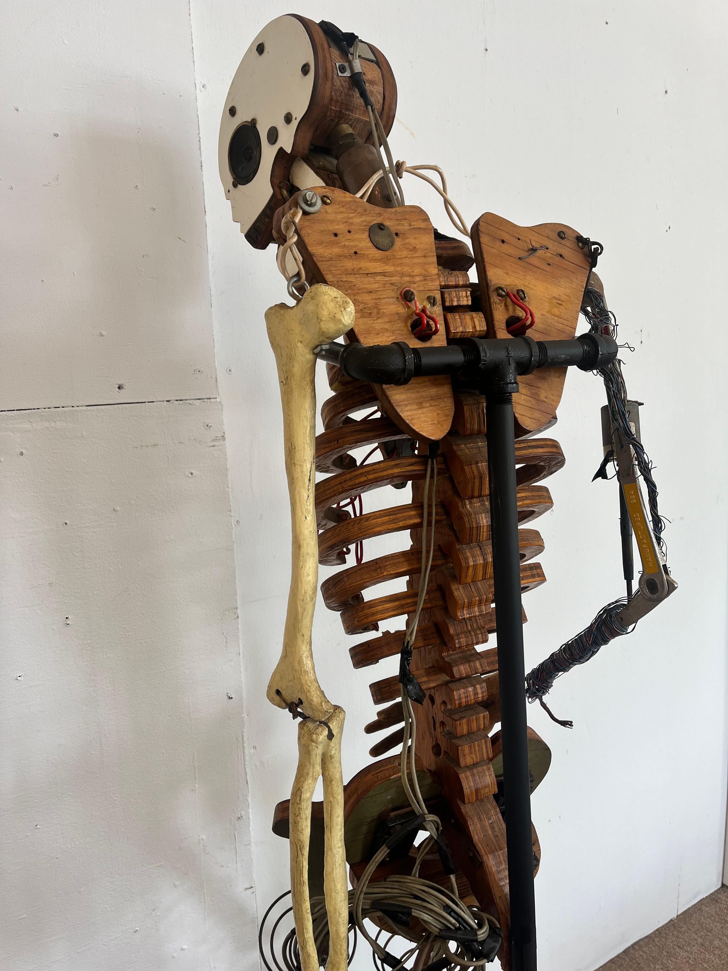 1980's Artist Made Fundstück geschnitzt Holz und elektronische skulpturale Skelett im Angebot 1