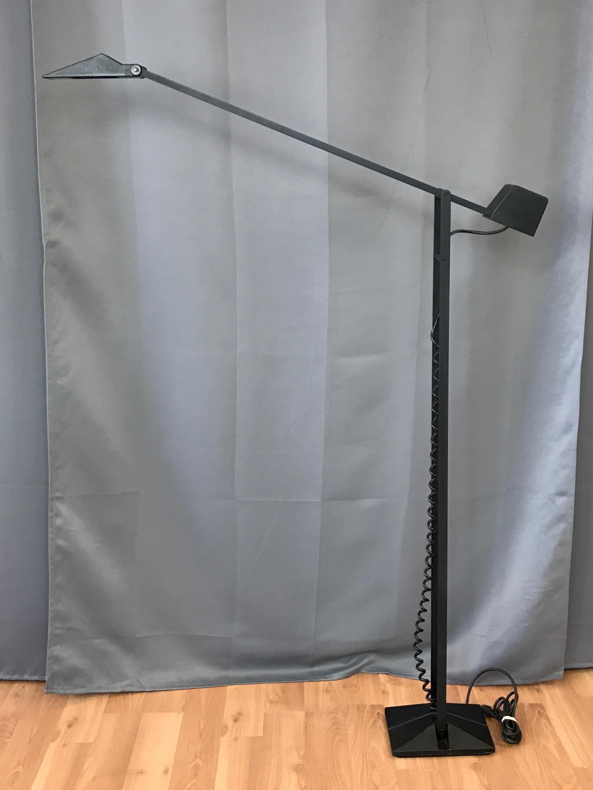 Un rare lampadaire halogène articulé en métal noir des années 1980 par Artup. 

Design minimaliste:: avec un abat-jour et un bras orientables:: un transformateur à contrepoids avec interrupteur à bascule et un mât fixe en acier émaillé noir texturé.