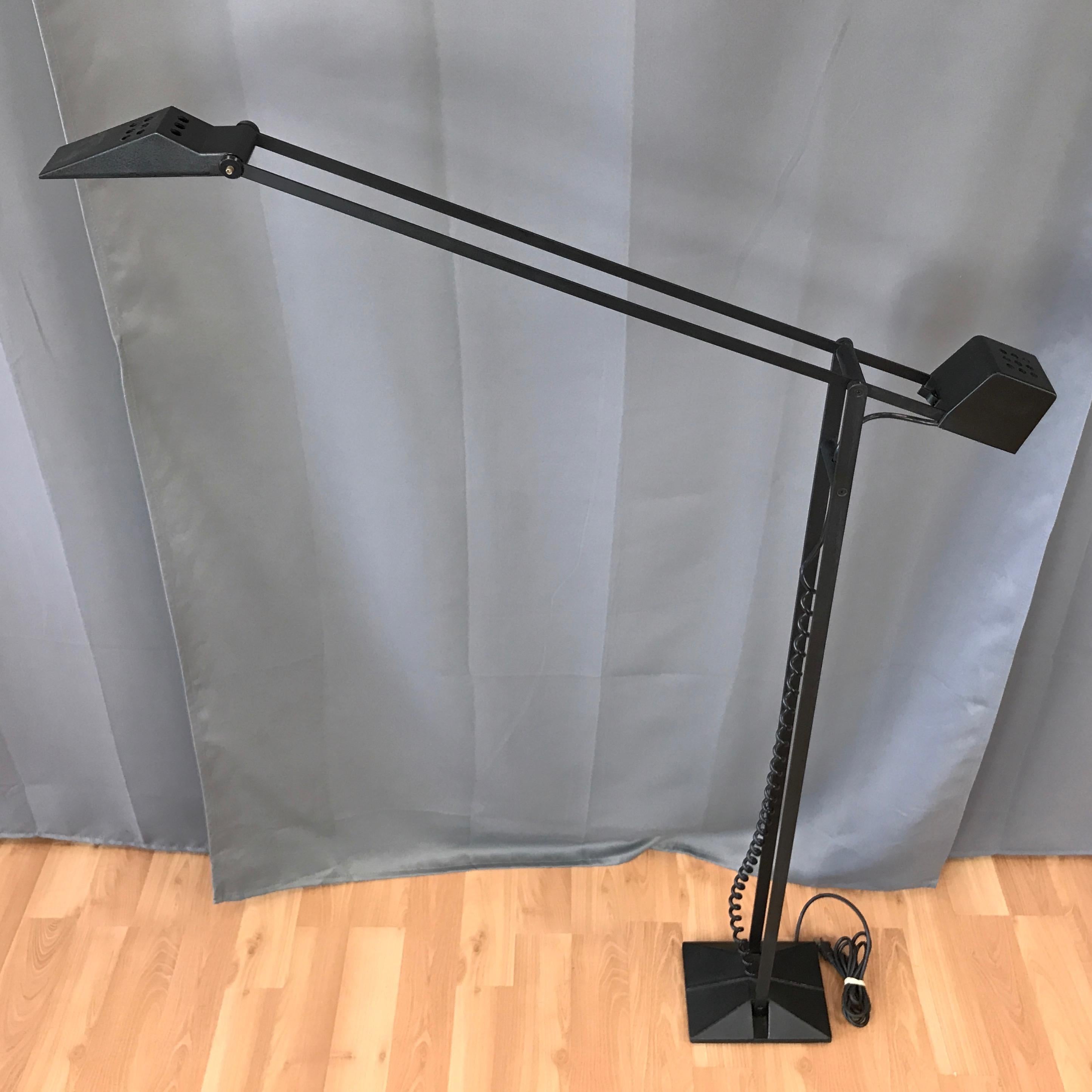 Américain lampadaire articulé Artup Minimalist des années 1980 en métal noir