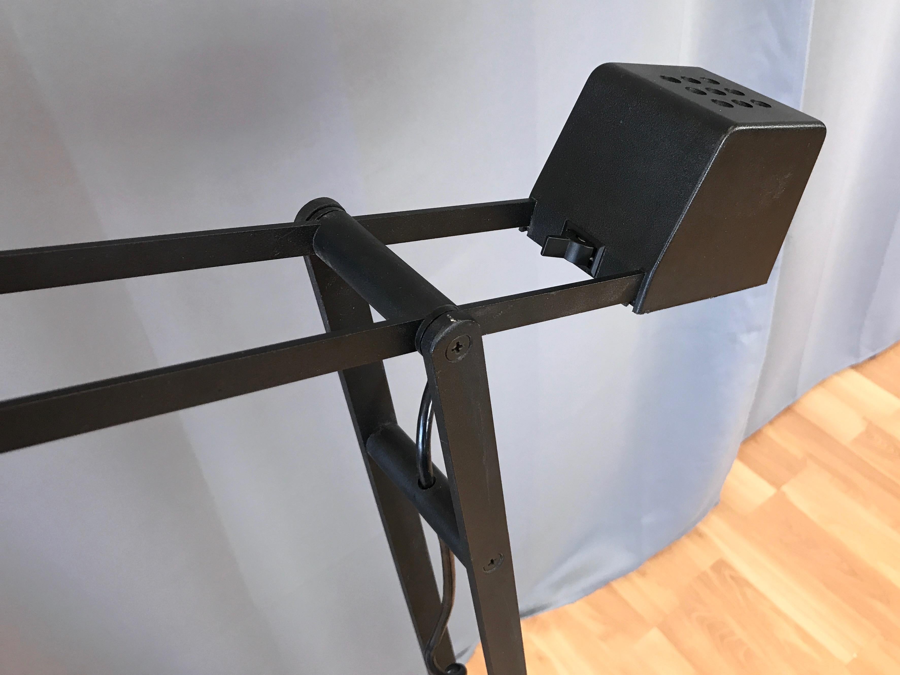 Acier lampadaire articulé Artup Minimalist des années 1980 en métal noir