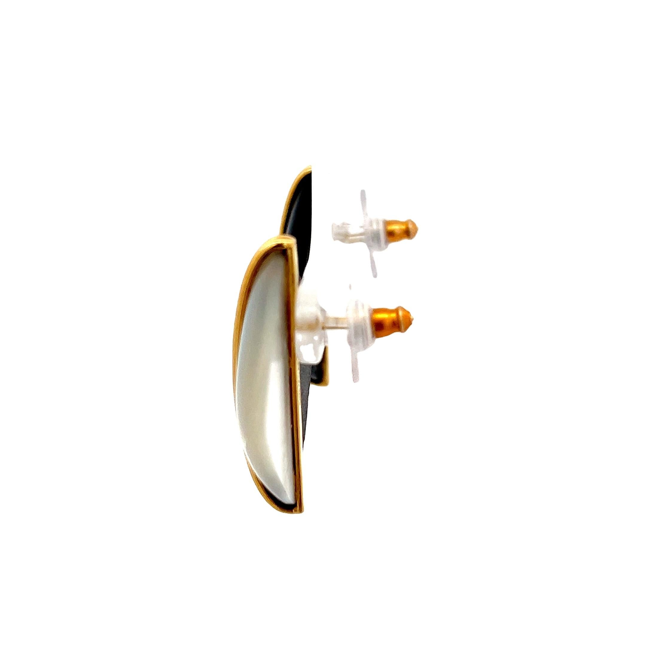 Moderniste Boucles d'oreilles Asch Grossbardt en Onyx et Nacre 14K des années 1980  Oreilles percées en vente