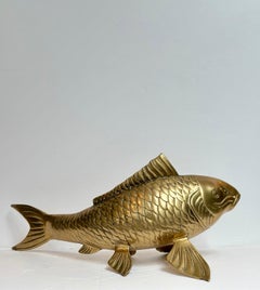 Sculpture asiatique en laiton massif des années 1980 avec poisson Koi