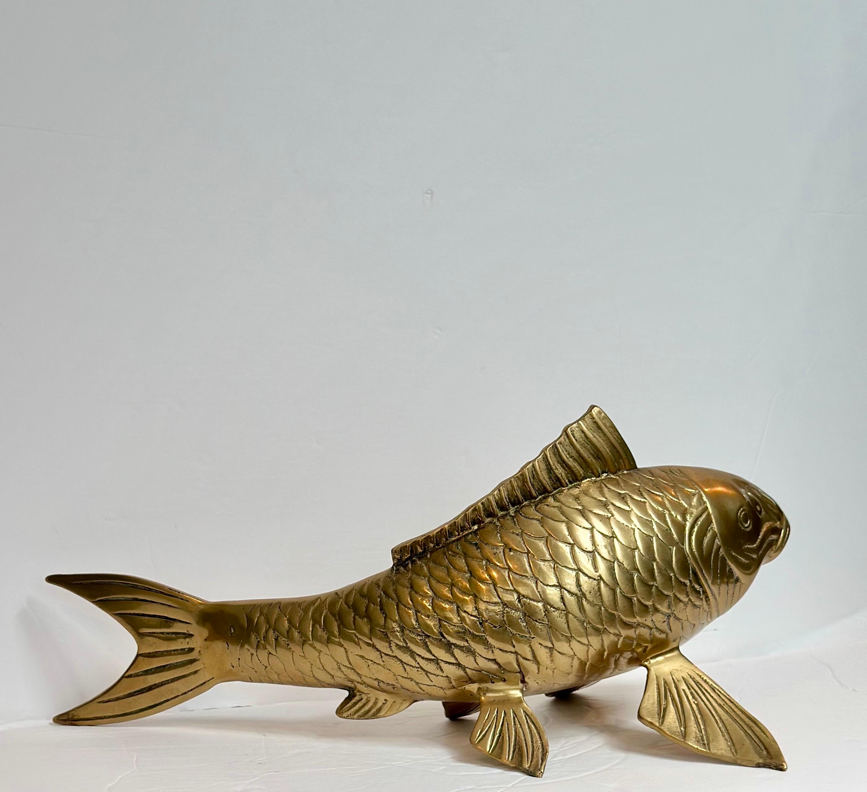 Sculpture asiatique en laiton massif des années 1980 avec poisson Koi Bon état - En vente à Farmington Hills, MI