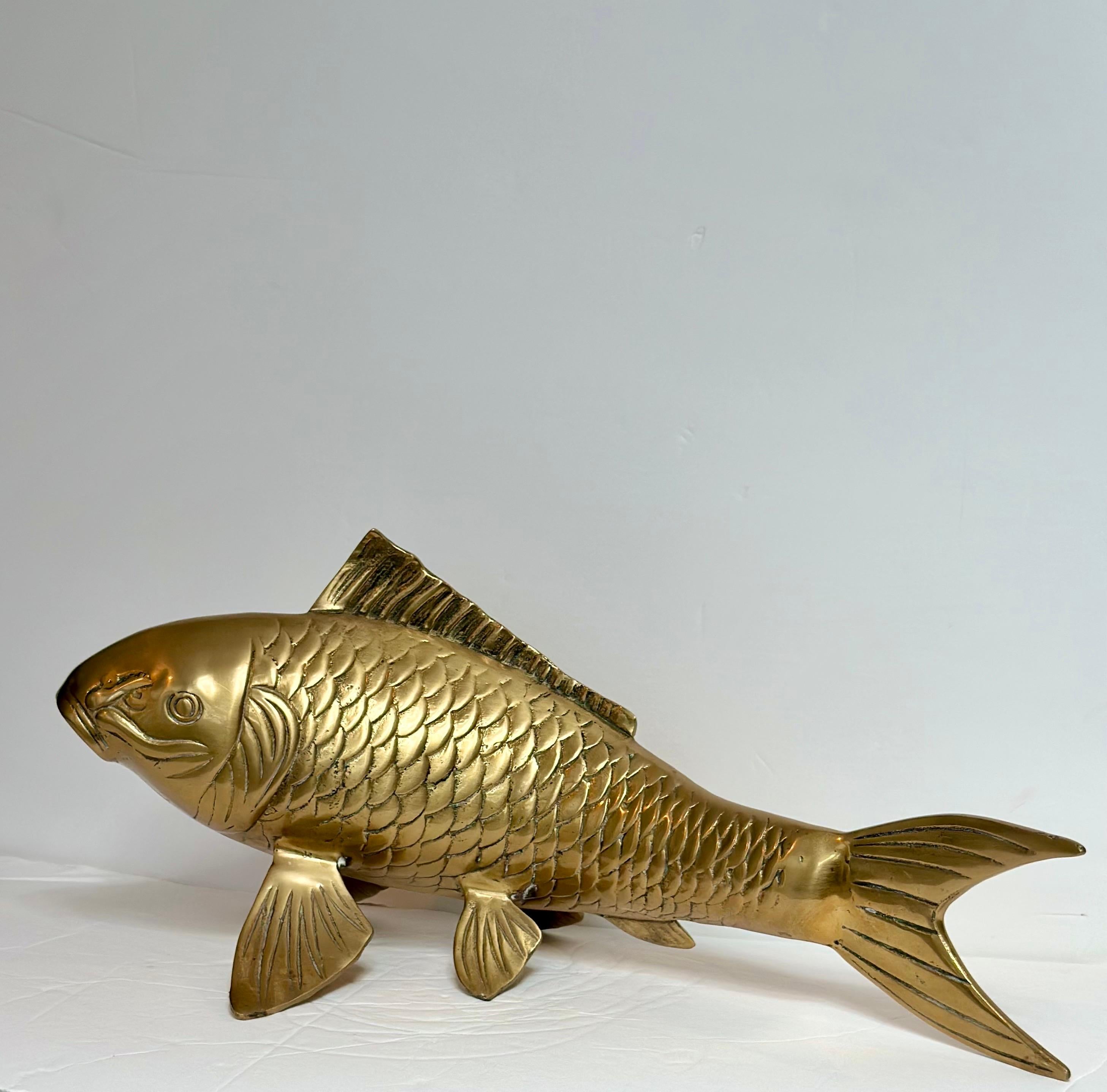 Laiton Sculpture asiatique en laiton massif des années 1980 avec poisson Koi en vente