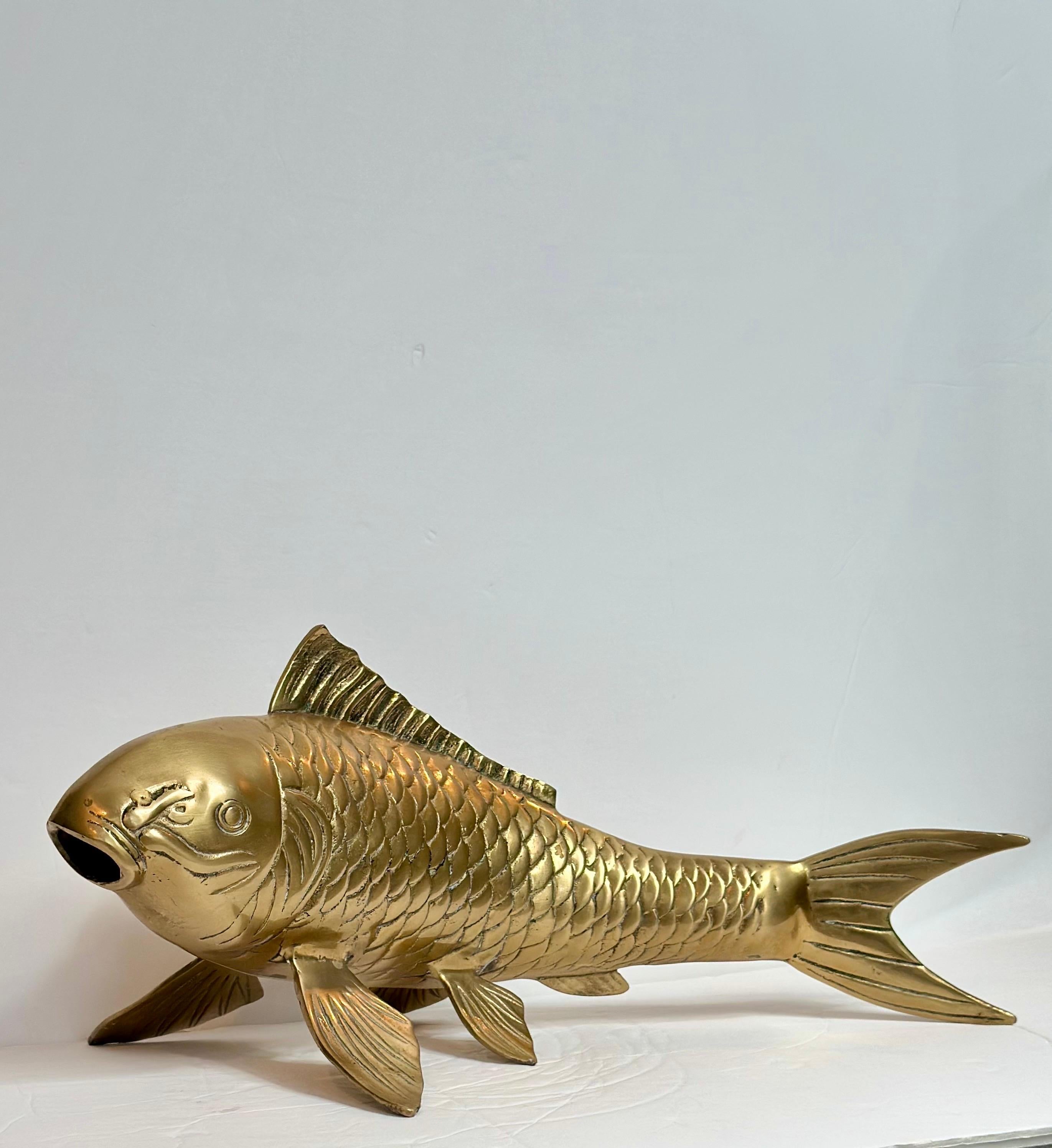 Sculpture asiatique en laiton massif des années 1980 avec poisson Koi en vente 1