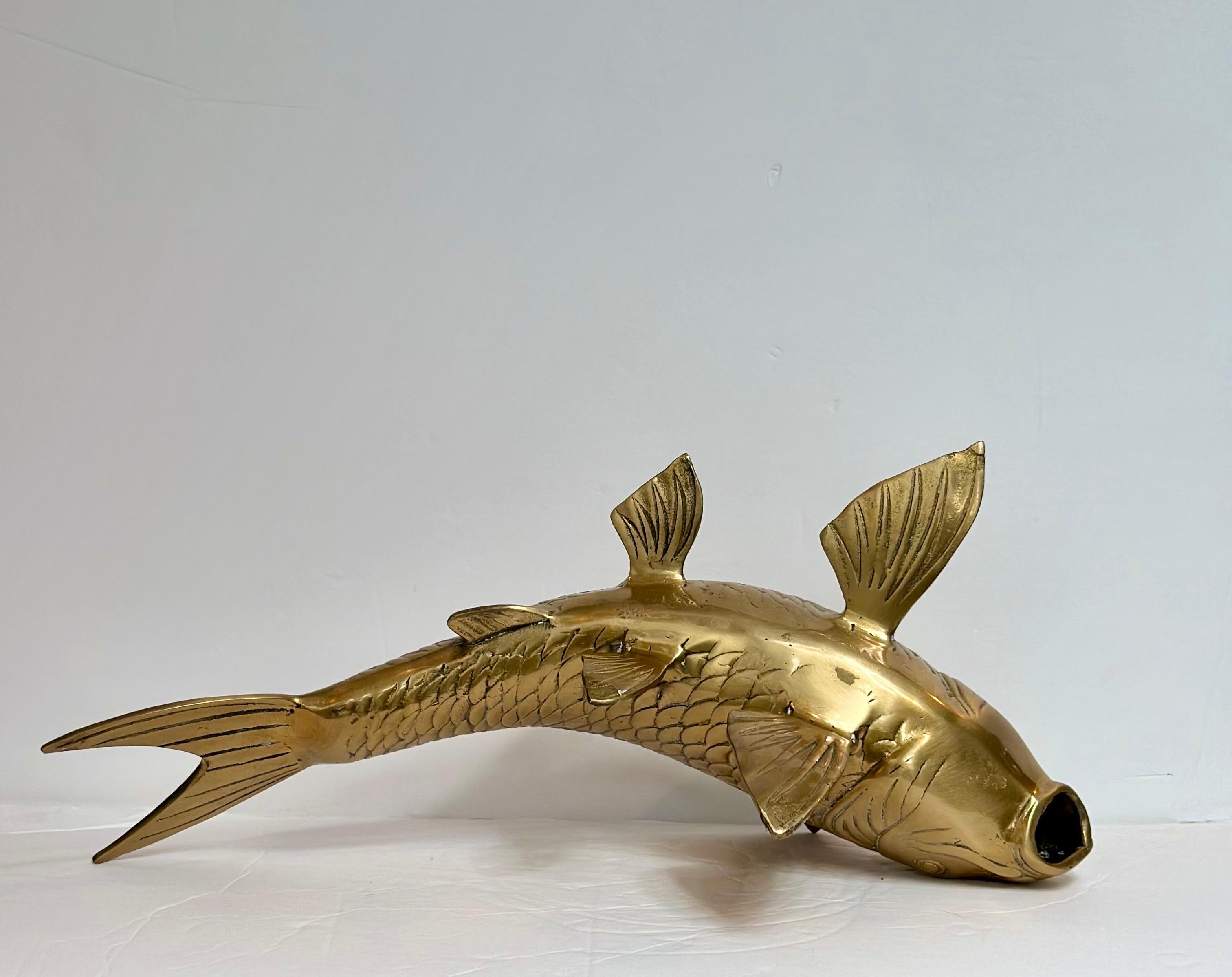 Sculpture asiatique en laiton massif des années 1980 avec poisson Koi en vente 2