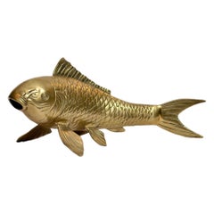 Sculpture asiatique en laiton massif des années 1980 avec poisson Koi