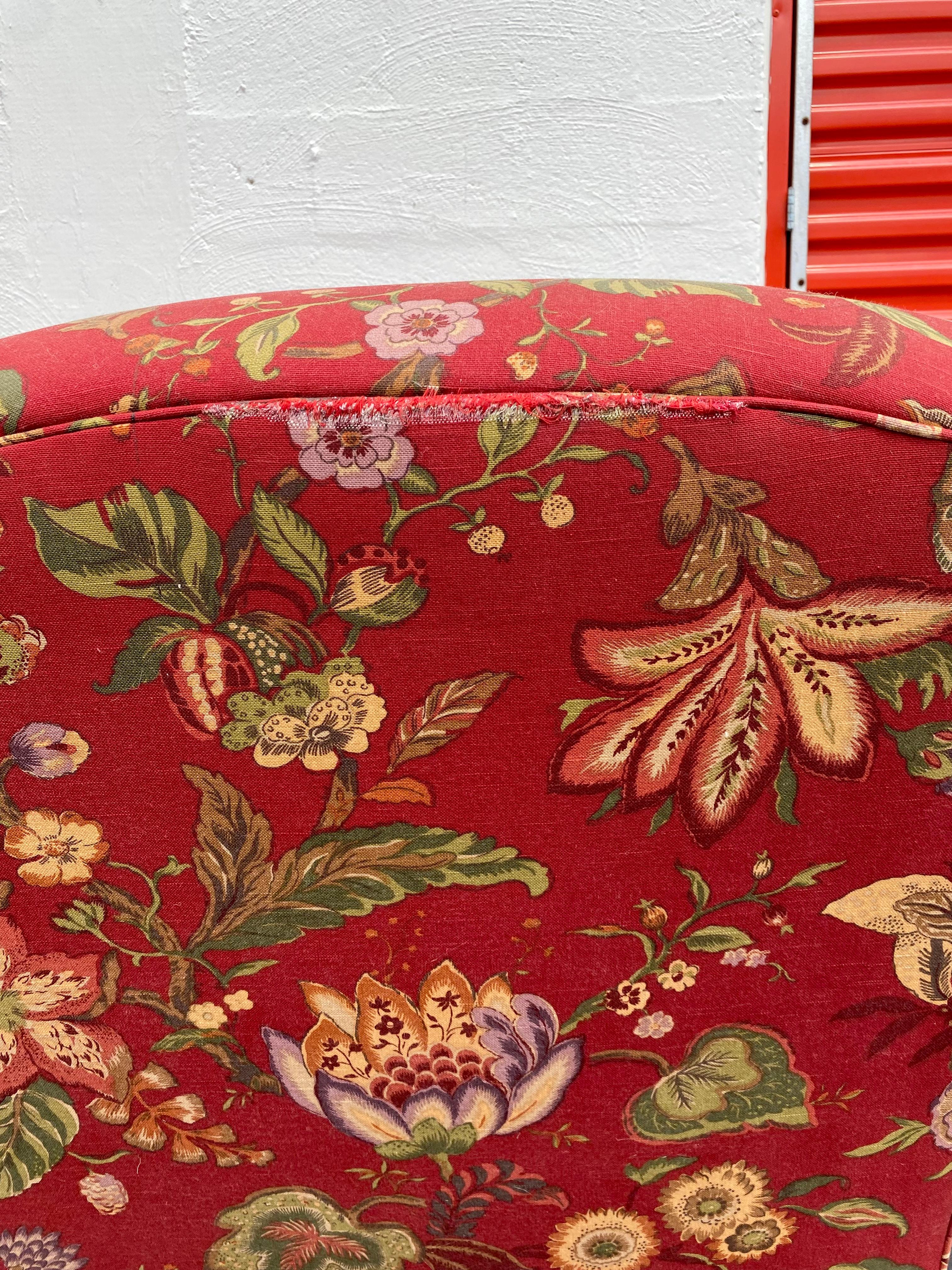 1980s Attributed to George Smith Chintz Floral Linen English Sofa For Sale 3