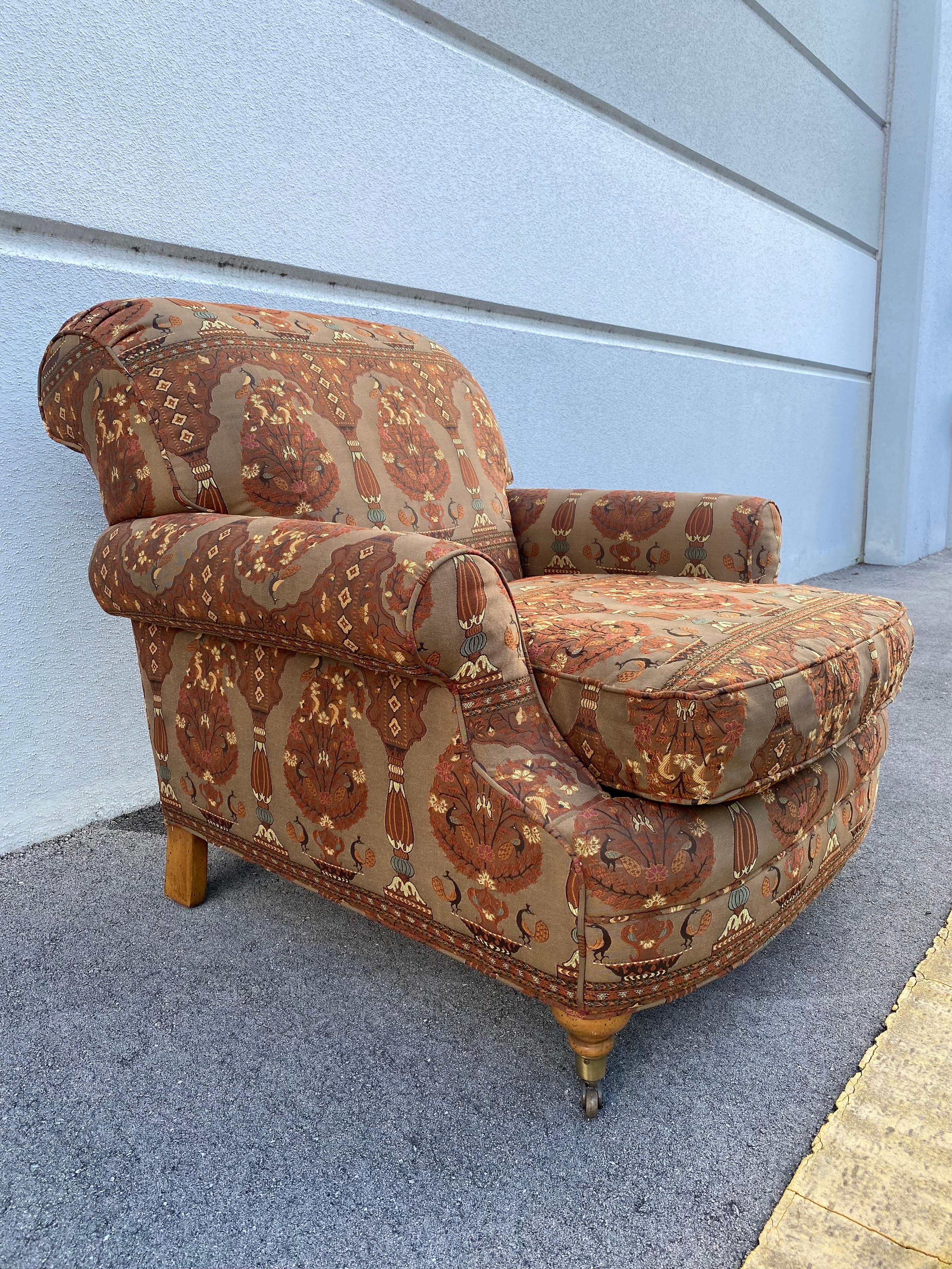 Cette magnifique collection rare est une pièce d'exception qui est également extrêmement confortable et pleine de personnalité ! Nous sommes ravis d'offrir à la vente ce fauteuil en textile d'art absolument magnifique, accompagné d'un grand ottoman