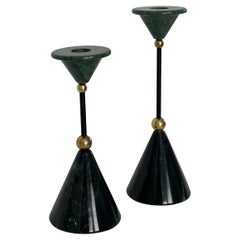 Candelieri d'avanguardia degli anni '80 in marmo nero e verde con coni in ottone - una coppia