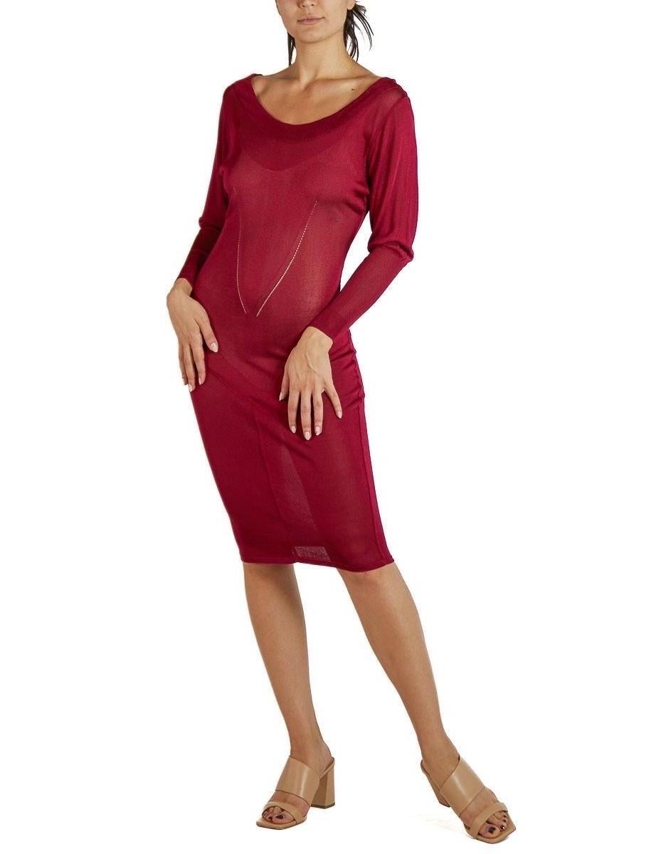 1980er Jahre AZZEDINE ALAIA Claret Rotes langärmeliges Kleid aus durchsichtiger Viskosemischungssstrick im Angebot 1
