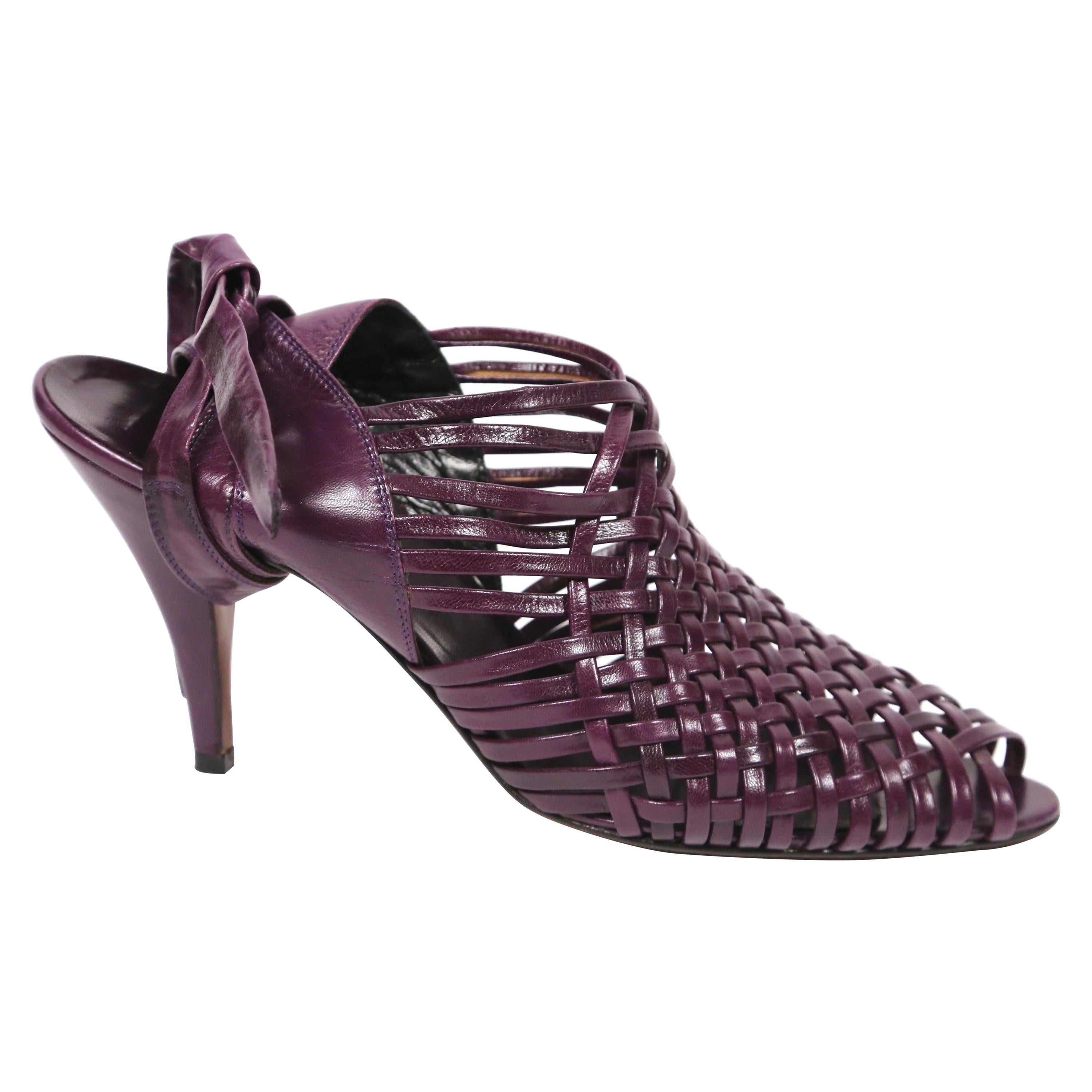 AZZEDINE ALAÏA Chaussures à talons en cuir violet tissé avec lanières à la cheville, années 1980, neuves en vente