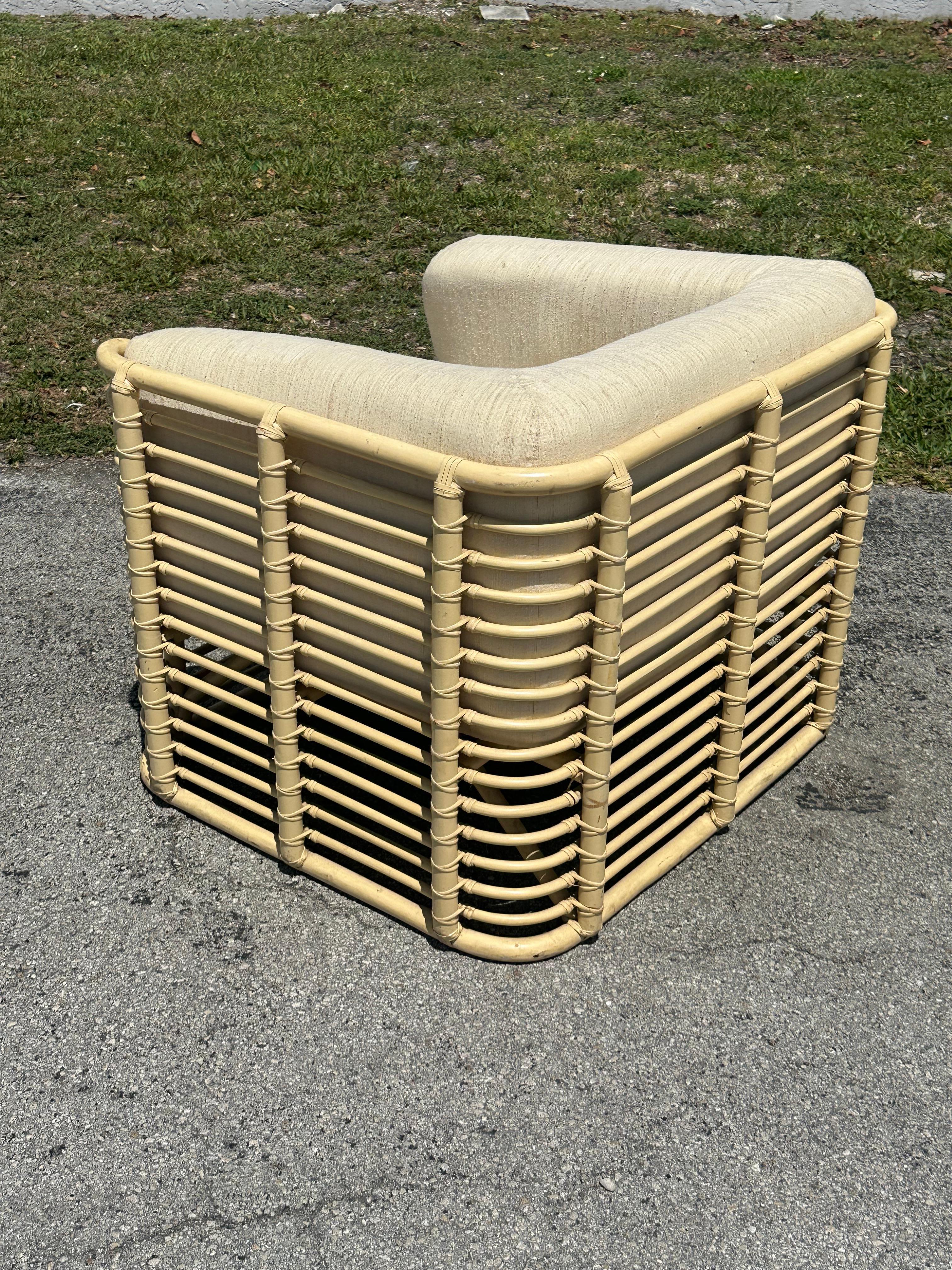 Sedia da club imbottita in rattan beige Baker degli anni '80 in vendita 3