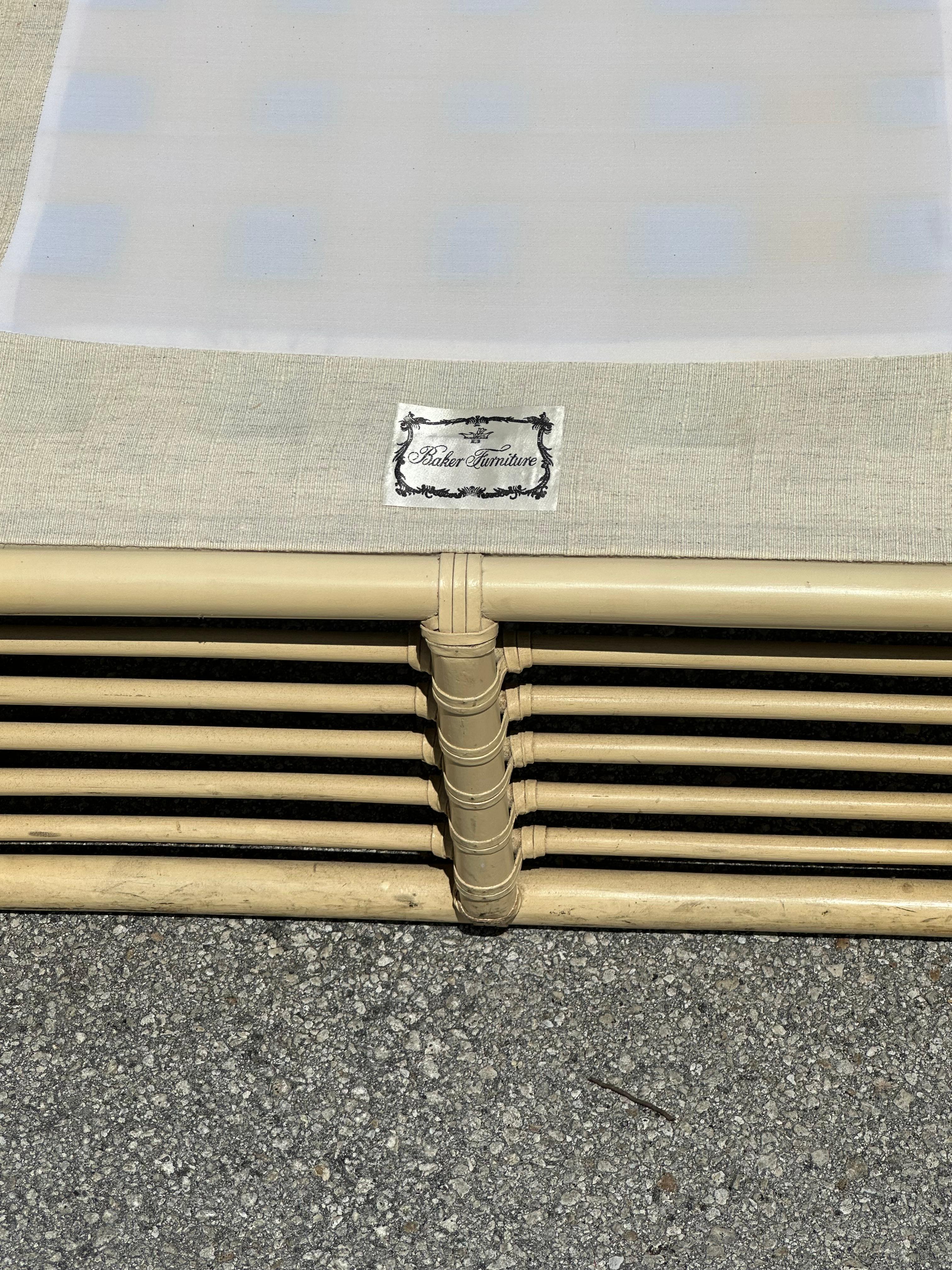 Sedia da club imbottita in rattan beige Baker degli anni '80 in vendita 4