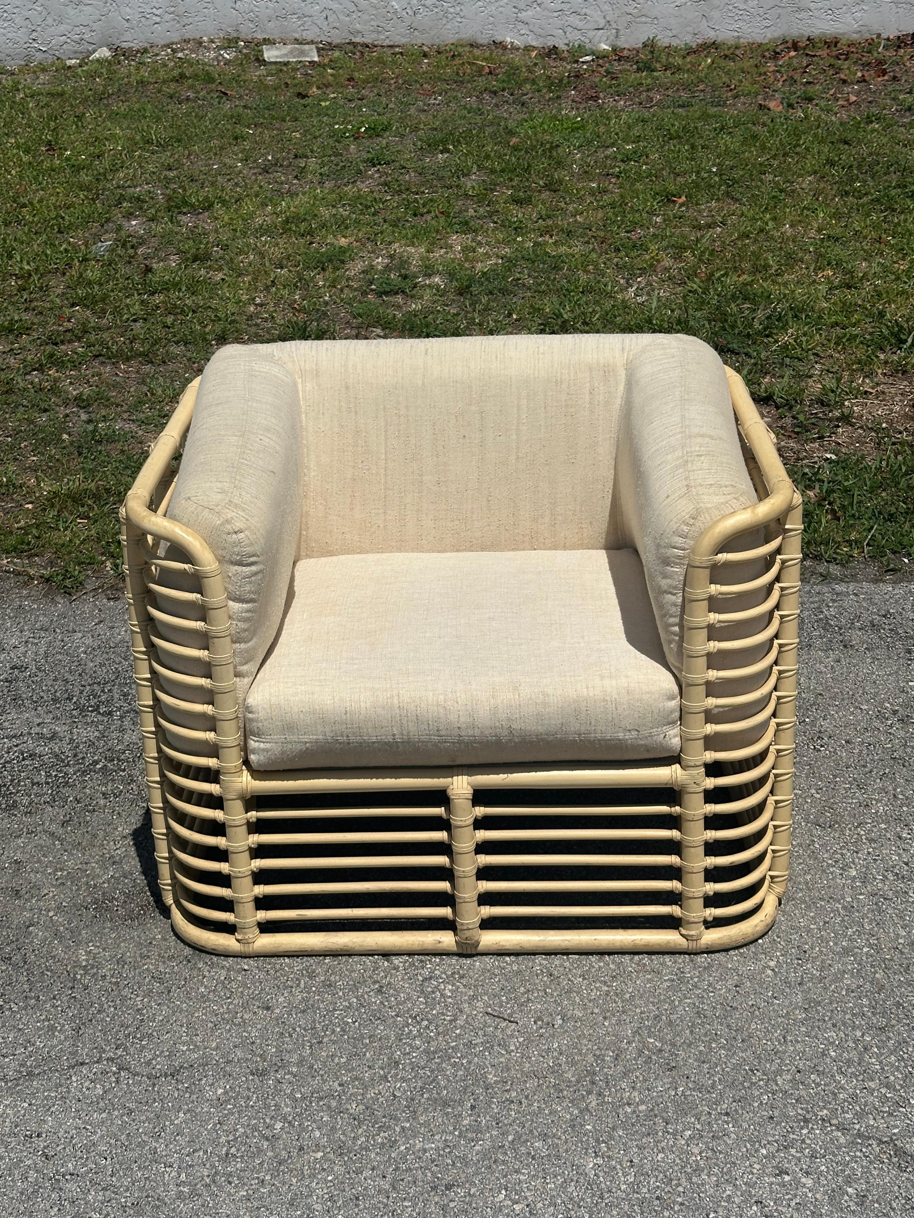Trasportati negli eleganti e sofisticati anni '80 con questa splendida sedia in rattan.  Il design è eccezionale. Questa lussuosa poltrona è un pezzo forte che è anche estremamente comodo e ricco di personalità. La comoda imbottitura conferisce un