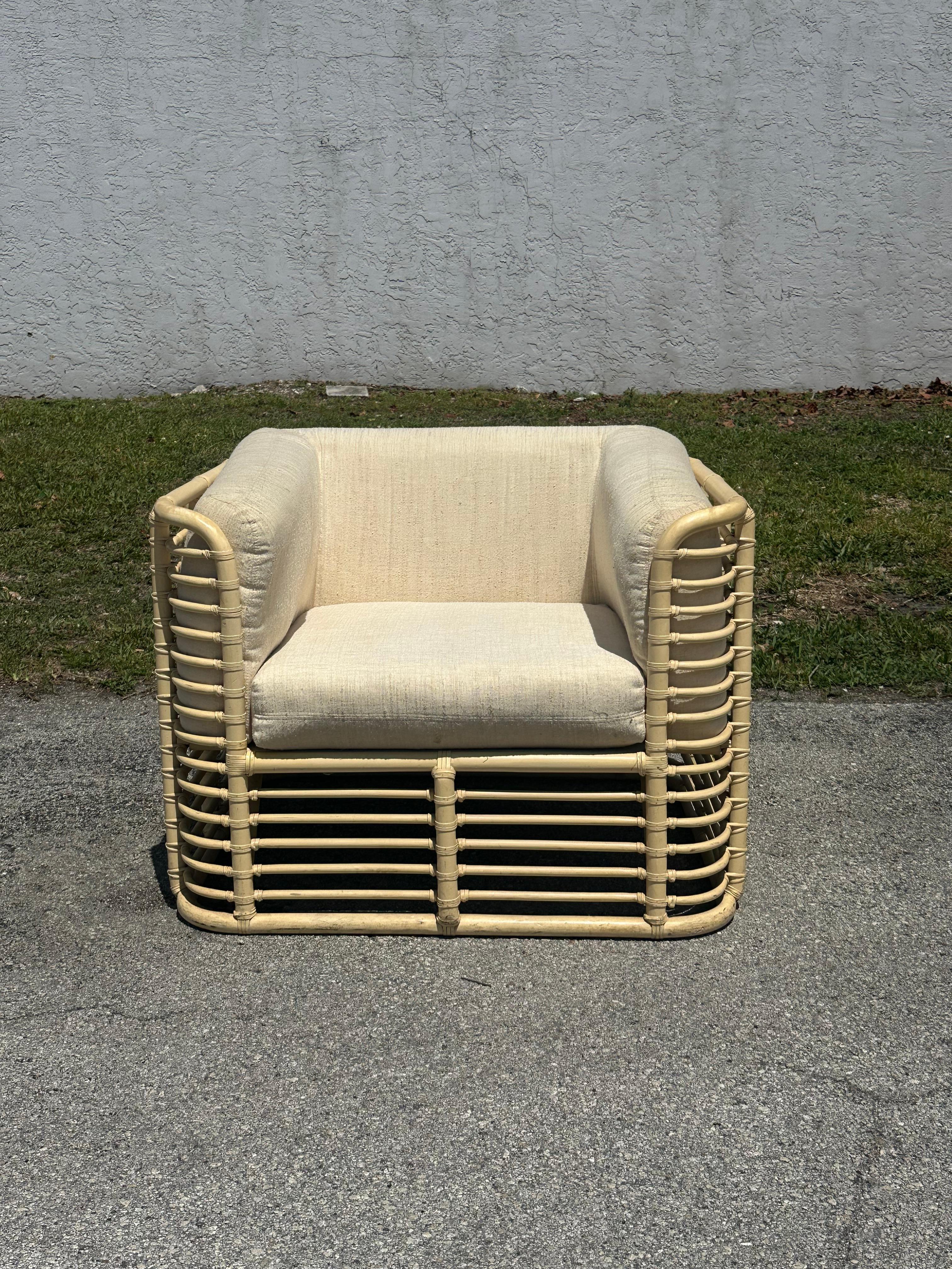 Bohémien Sedia da club imbottita in rattan beige Baker degli anni '80 in vendita