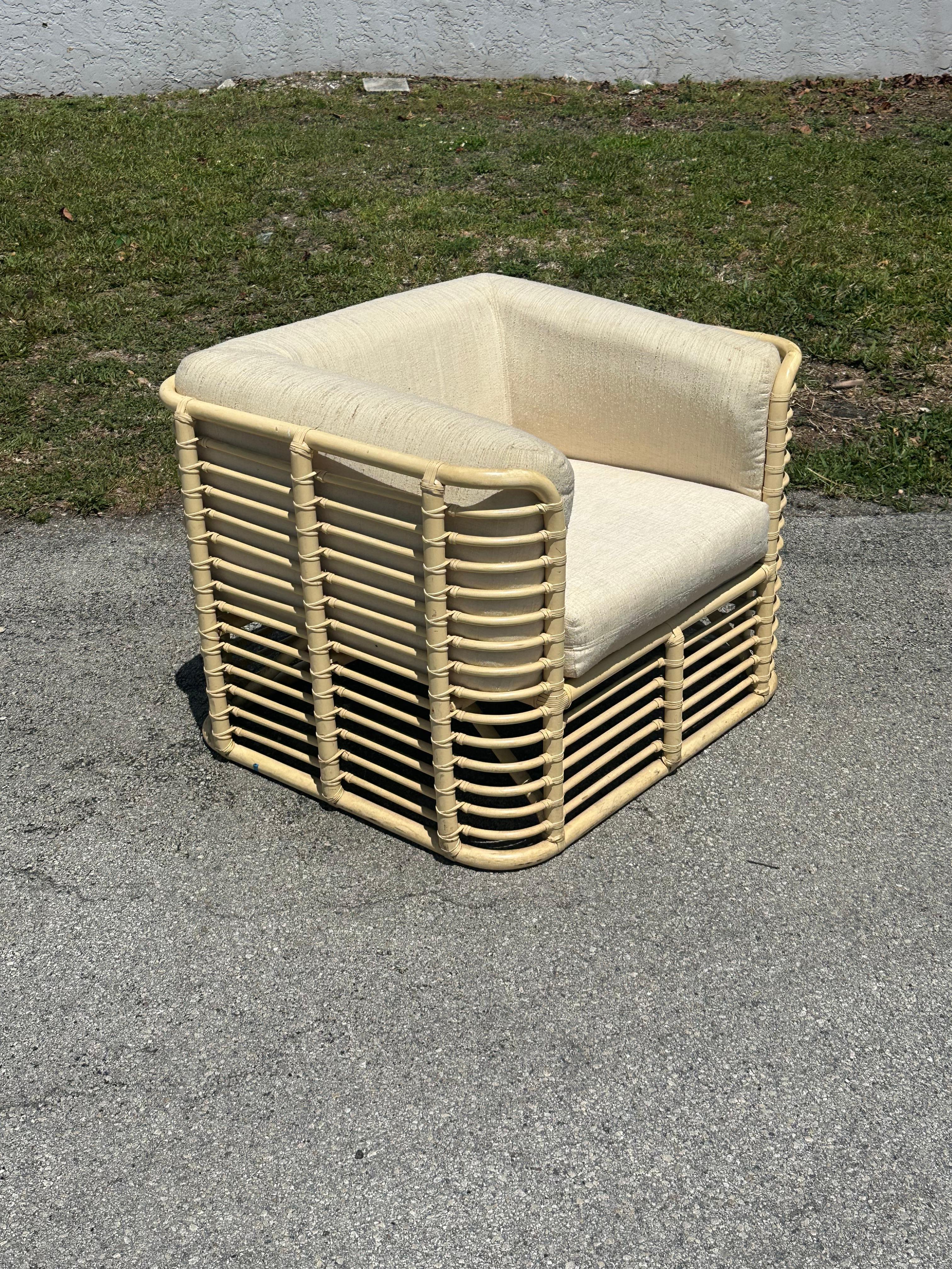 Americano Sedia da club imbottita in rattan beige Baker degli anni '80 in vendita