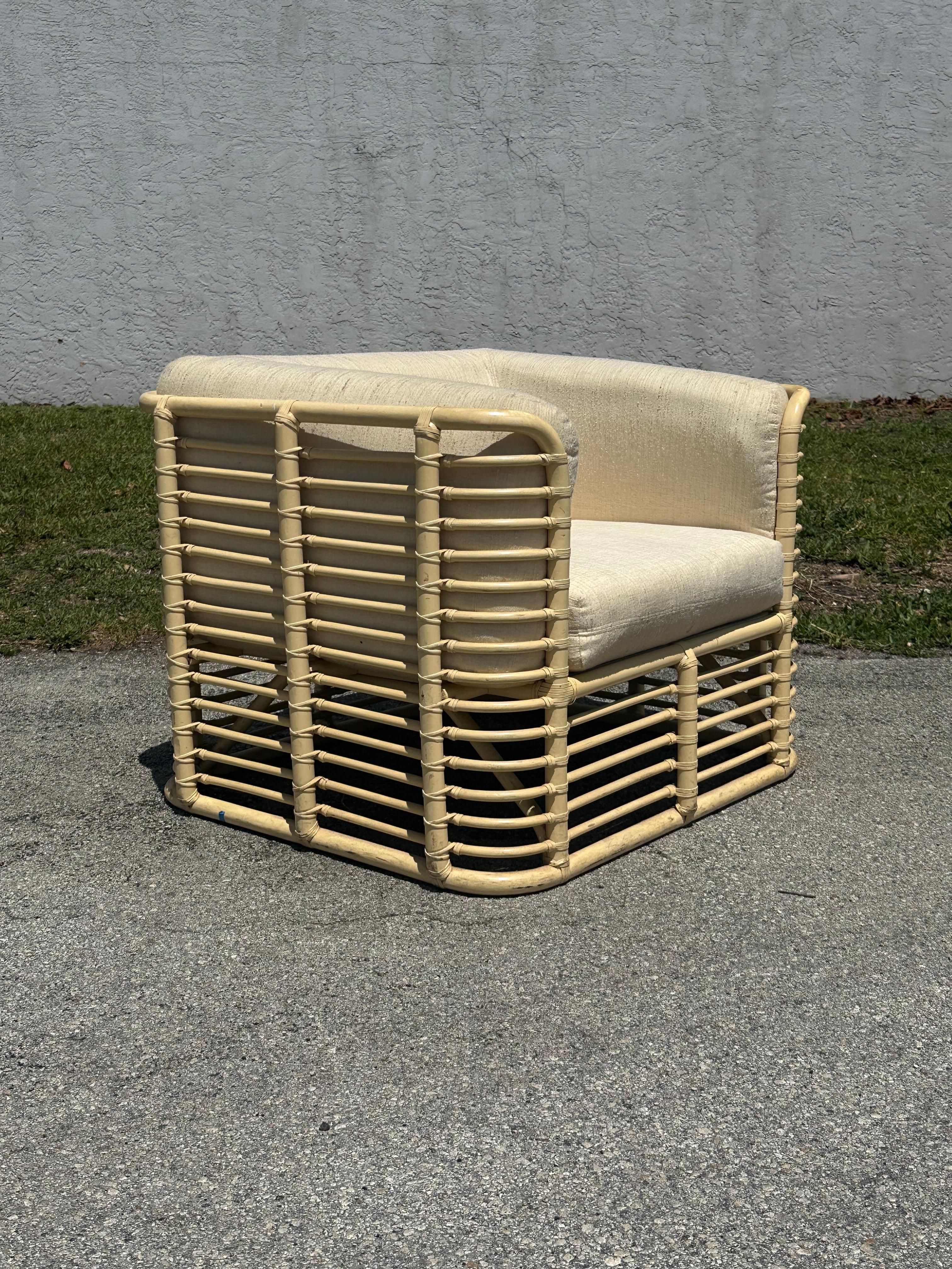 Sedia da club imbottita in rattan beige Baker degli anni '80 In condizioni buone in vendita a Fort Lauderdale, FL