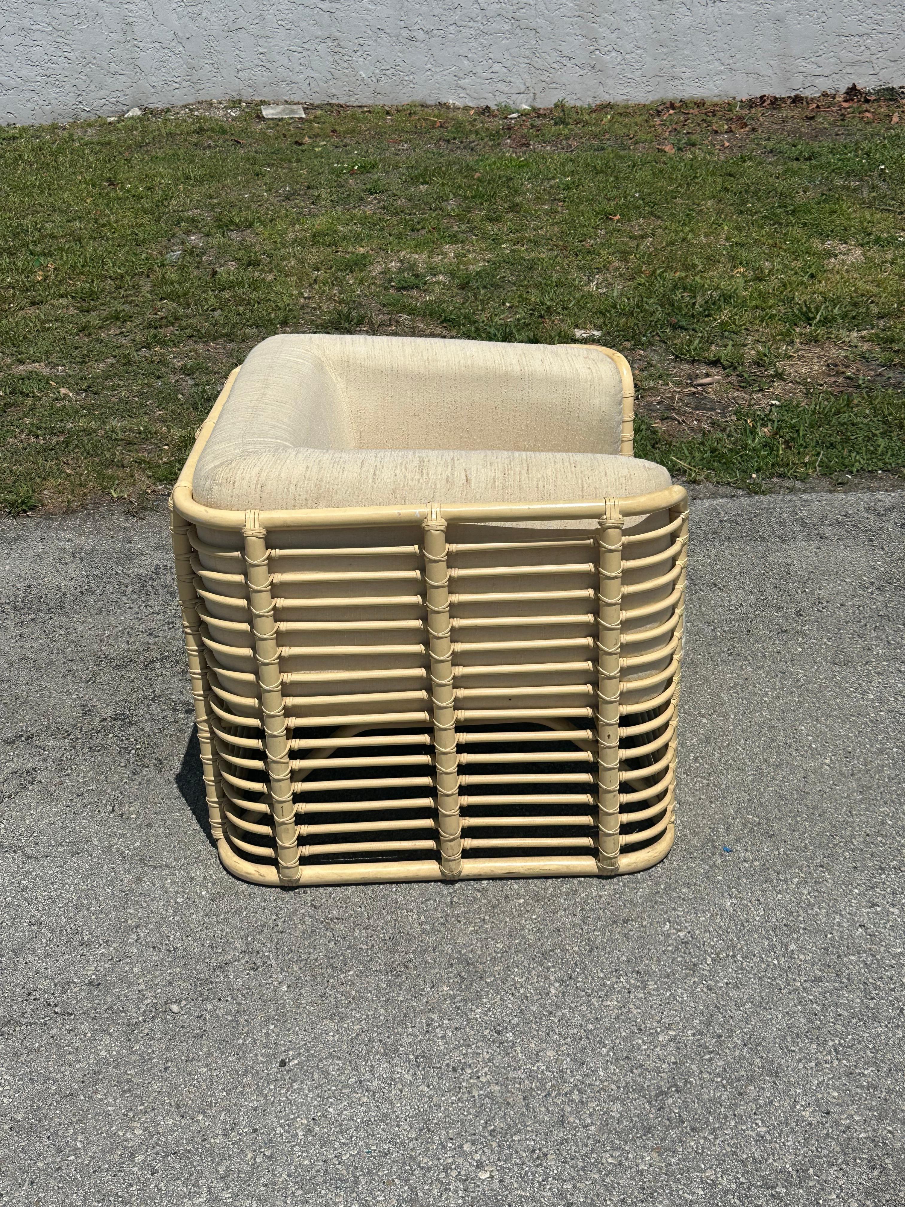 Fine XX secolo Sedia da club imbottita in rattan beige Baker degli anni '80 in vendita