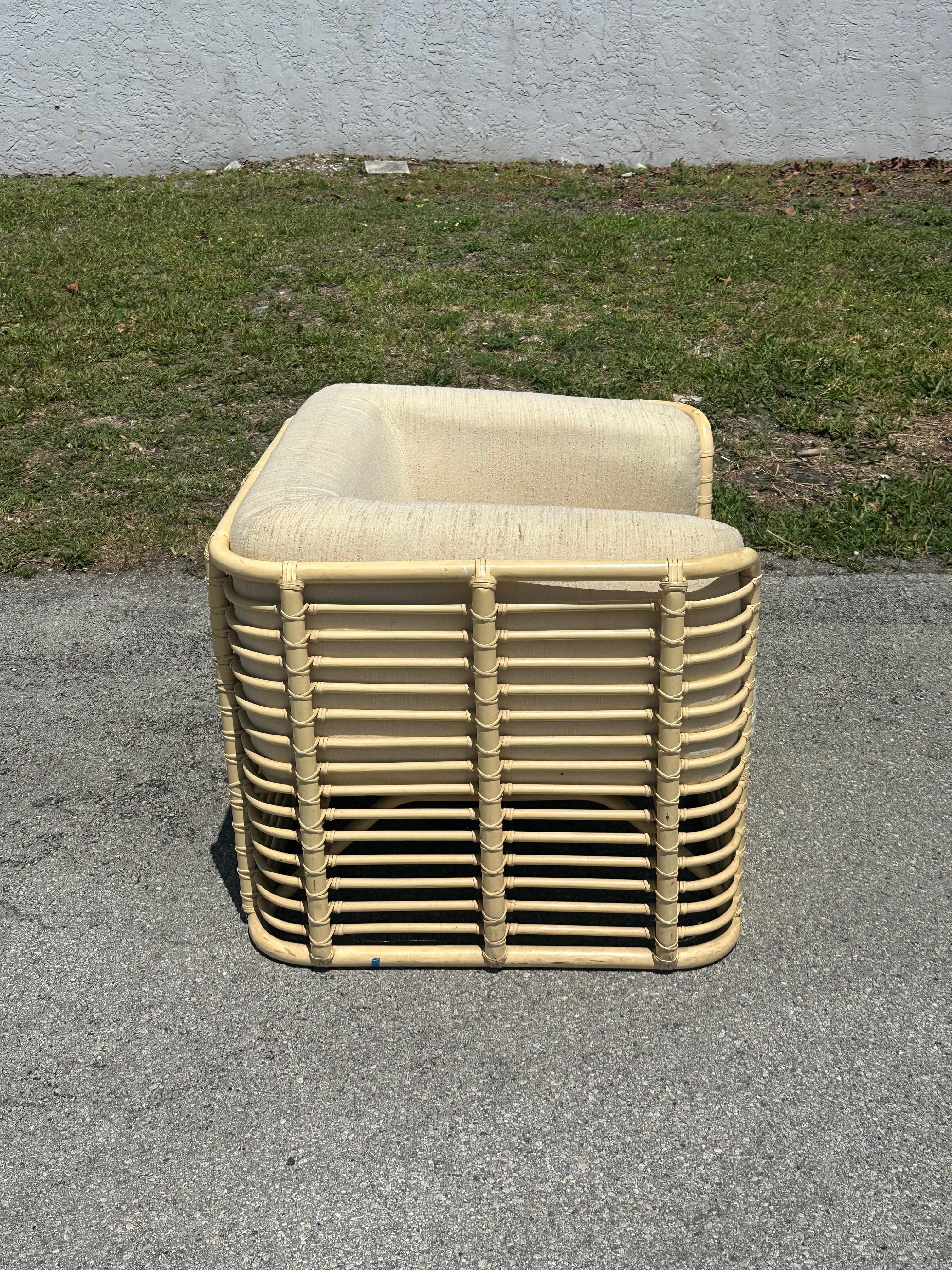Tappezzeria Sedia da club imbottita in rattan beige Baker degli anni '80 in vendita